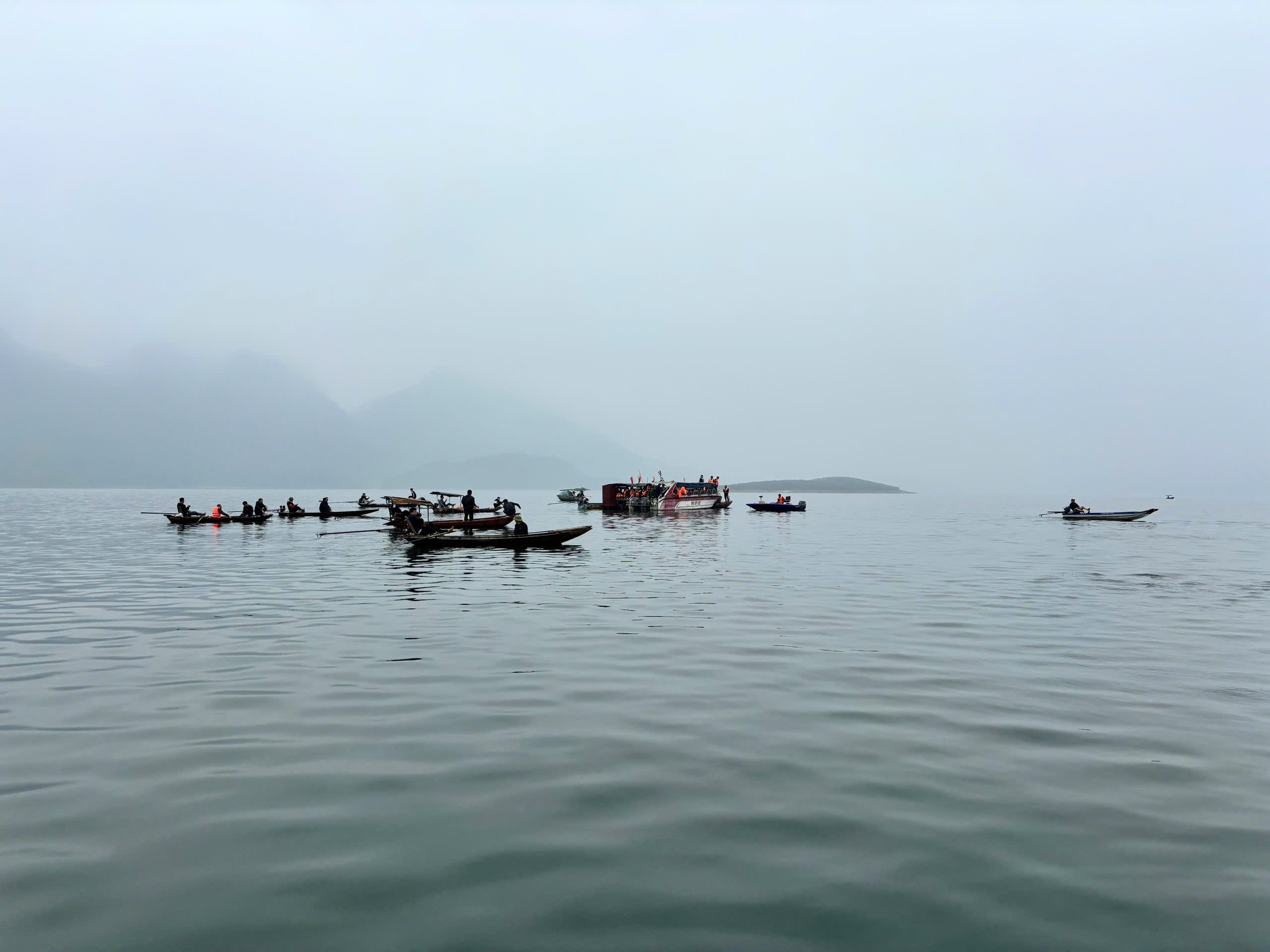 Vụ lật t&agrave;u chở kh&aacute;ch tr&ecirc;n hồ Th&aacute;c B&agrave;: Mở rộng khu vực t&igrave;m kiếm - Ảnh 1.