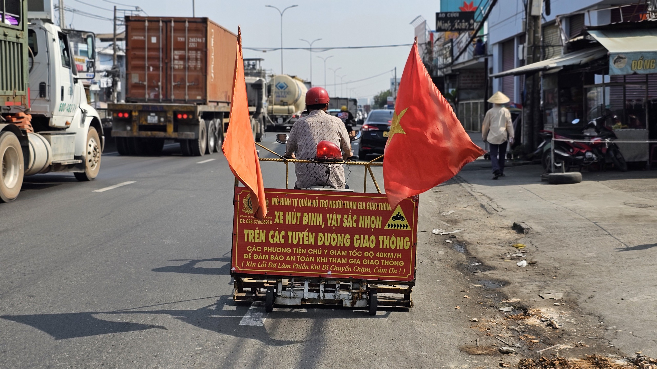Người đàn ông dọn đường an toàn cho dòng người trở về TP . HCM sau tết 2026 - Ảnh 3.