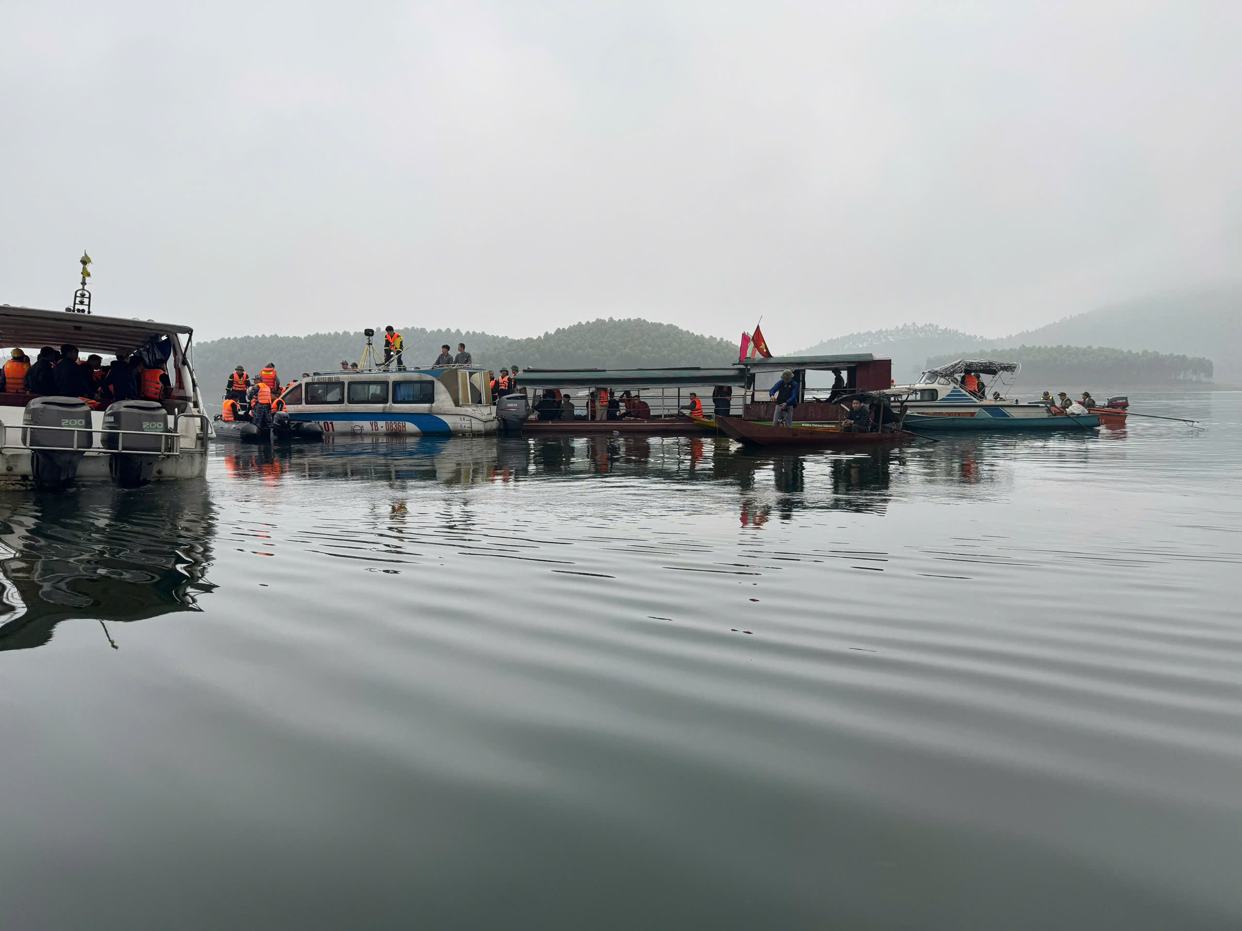 Đặc công người nhái tìm thấy 1 thi thể trong vụ lật tàu trên hồ Thác Bà - Ảnh 2.