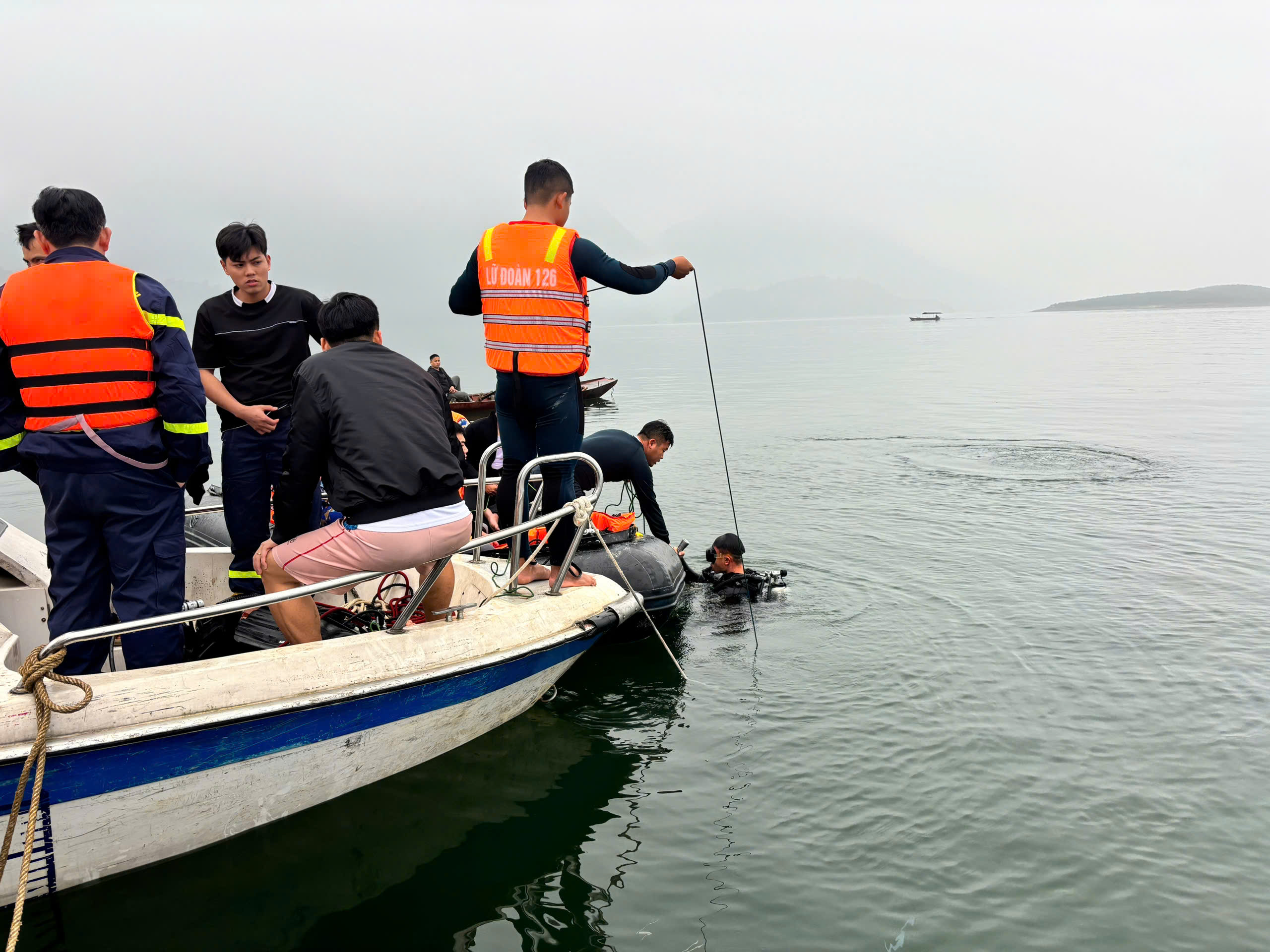 Đặc công người nhái tìm thấy 1 thi thể trong vụ lật tàu trên hồ Thác Bà - Ảnh 1.