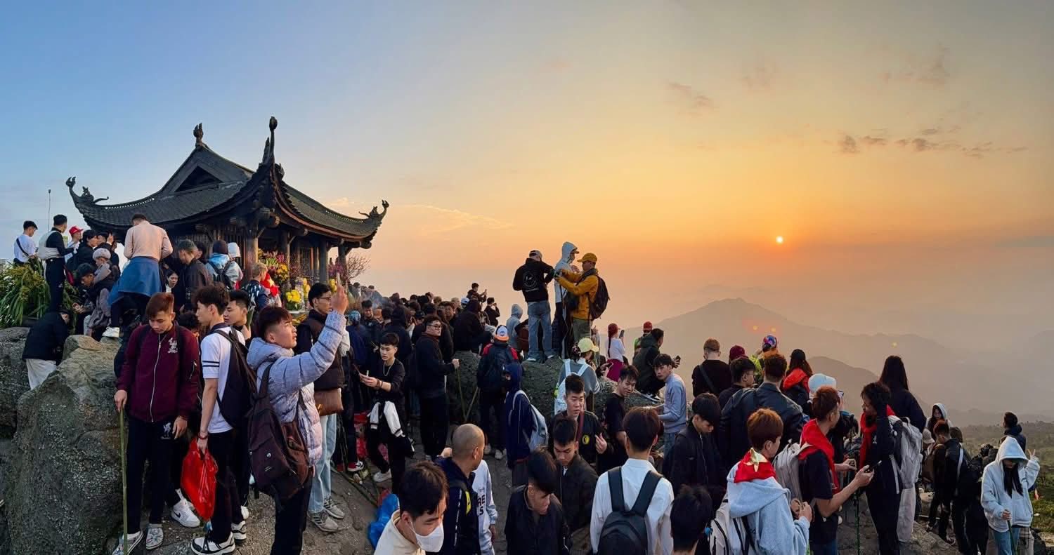 Biển người h&agrave;nh hương về Y&ecirc;n Tử  - Ảnh 7.