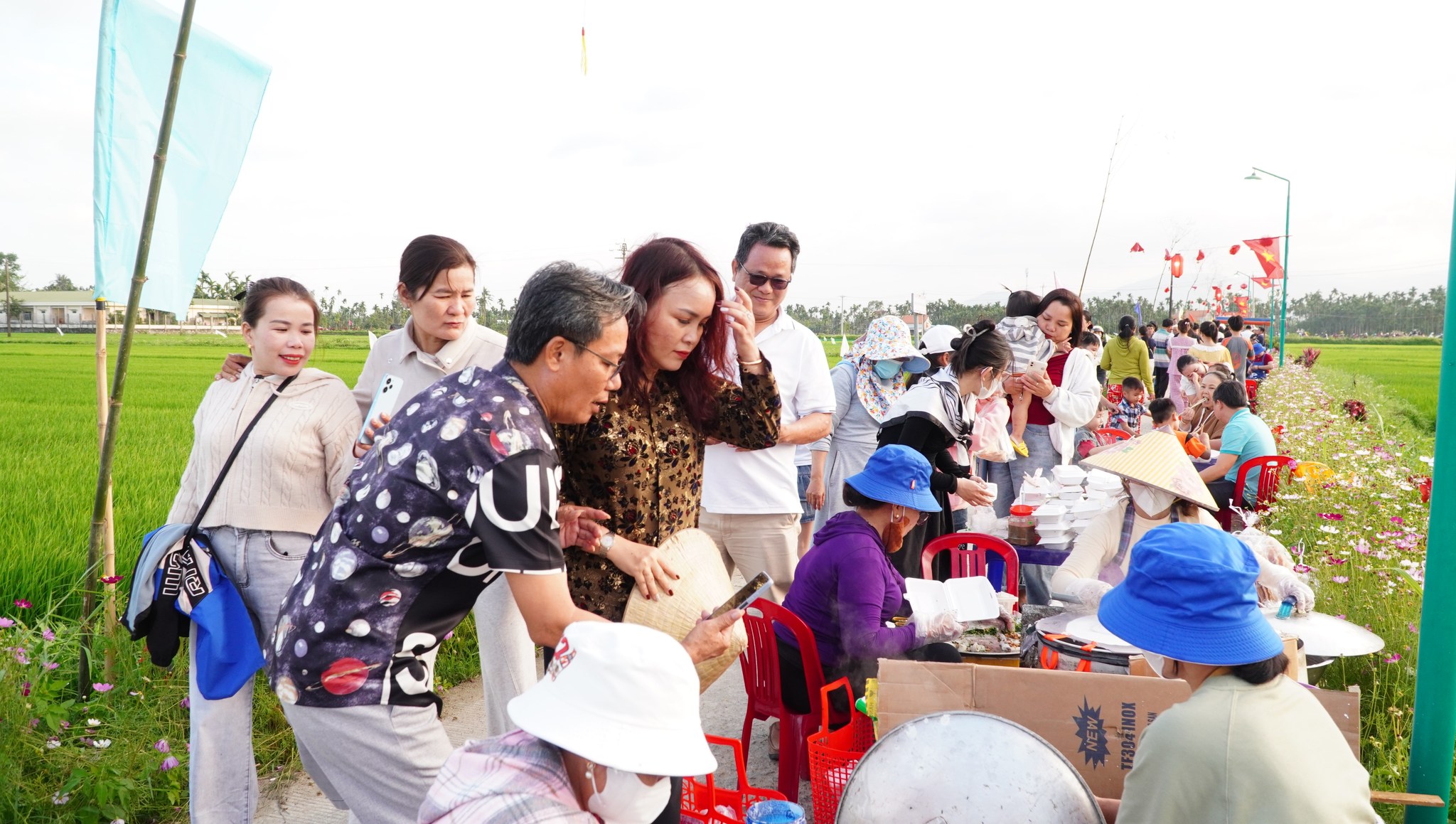 &Uacute;p nơm, bắt vịt, đi cầu khỉ&hellip; khuấy động lễ hội đầu xu&acirc;n ở Mộ Đức- Ảnh 6.