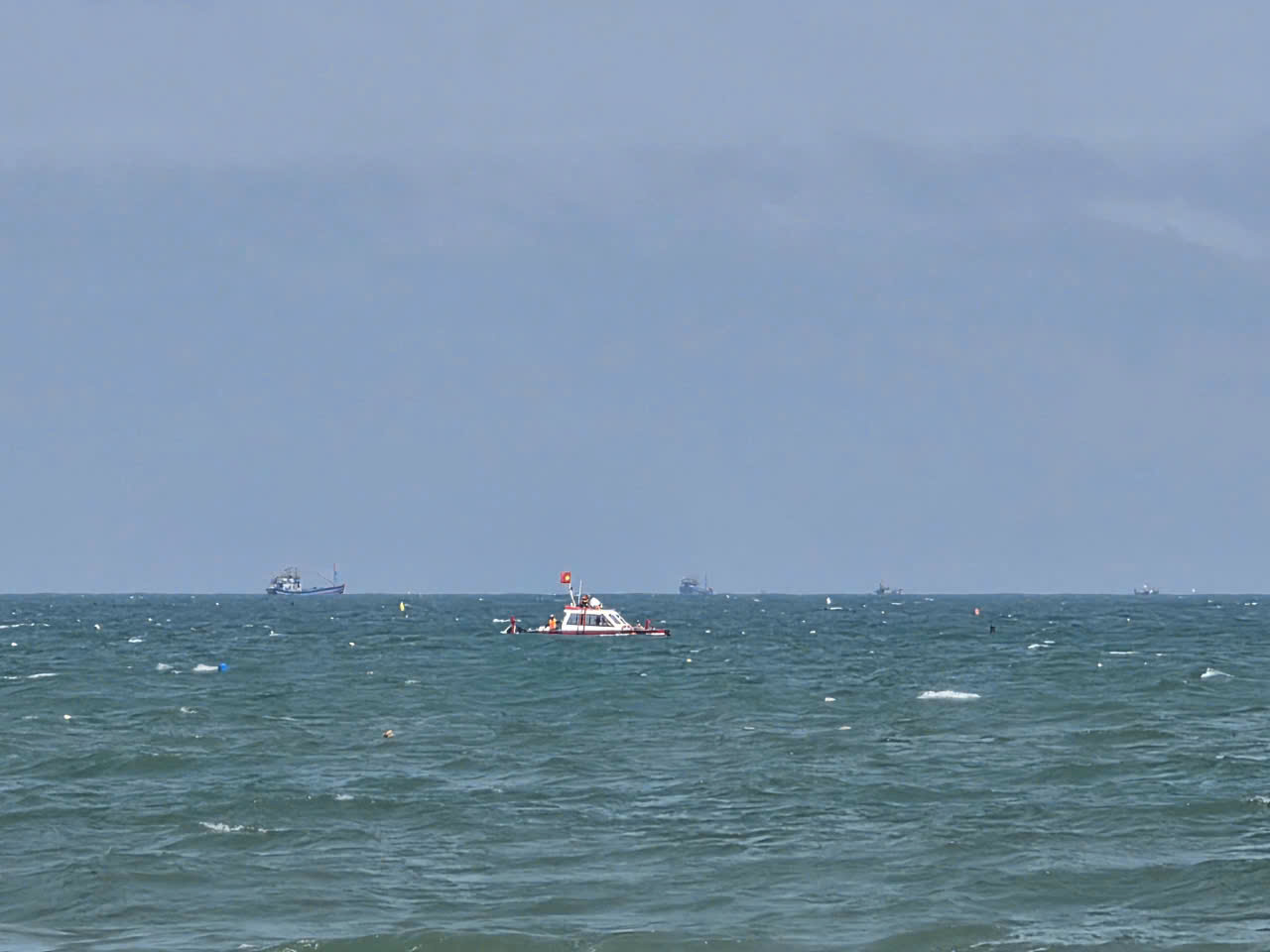 Quảng Ngãi: Tìm thấy thi thể 2 nạn nhân trong vụ đuối nước tại biển Mỹ Khê- Ảnh 1.