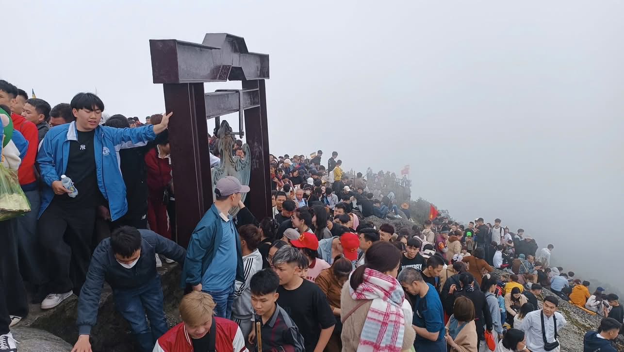 Biển người h&agrave;nh hương về Y&ecirc;n Tử  - Ảnh 1.