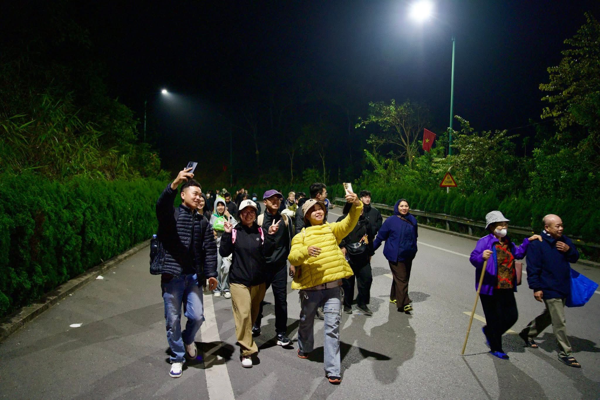 Biển người h&agrave;nh hương về Y&ecirc;n Tử  - Ảnh 3.