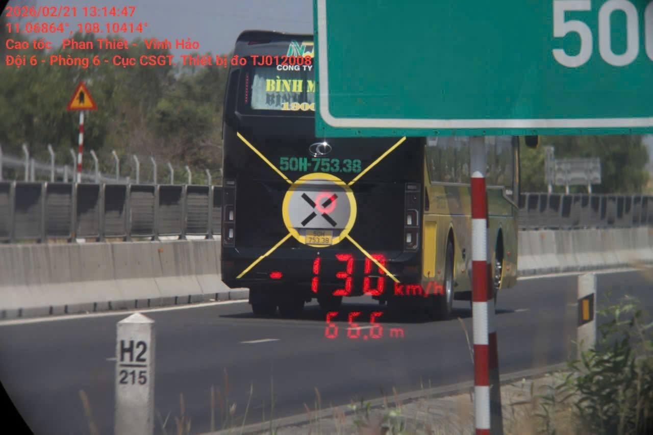 Cao điểm sau tết: 1 ngày, xử lý 52 xe chạy quá tốc độ trên cao tốc - Ảnh 2. Cao điểm sau tết: 1 ngày, xử lý 52 xe chạy quá tốc độ trên cao tốc - Ảnh 2.