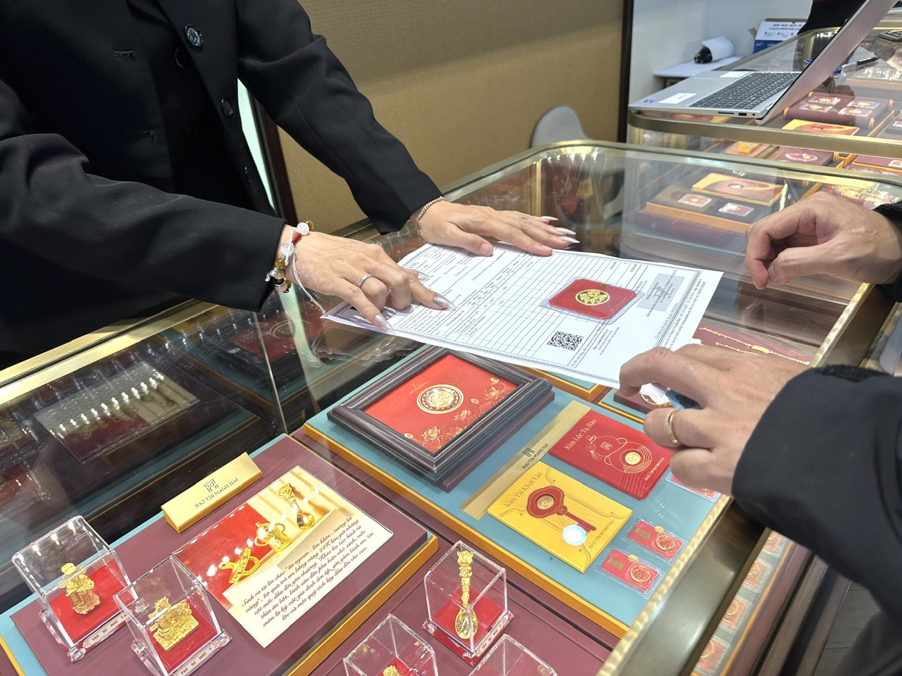 Khách tranh thủ mua vàng, bạc trước ngày vía Thần tài- Ảnh 4.