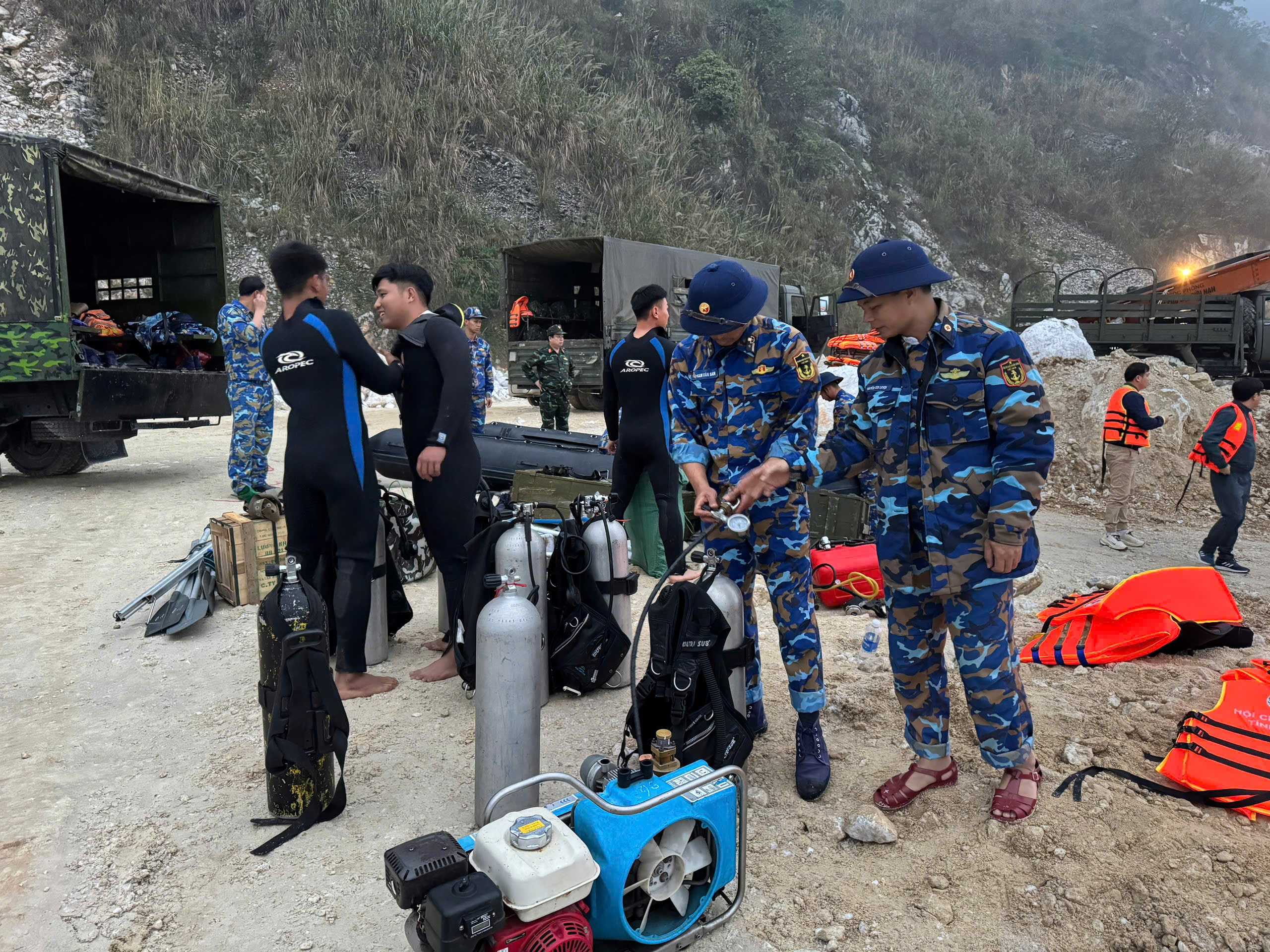 20 đặc công người nhái lặn tìm 6 nạn nhân mất tích trên hồ Thác Bà- Ảnh 4. 20 đặc công người nhái lặn tìm 6 nạn nhân mất tích trên hồ Thác Bà- Ảnh 4.