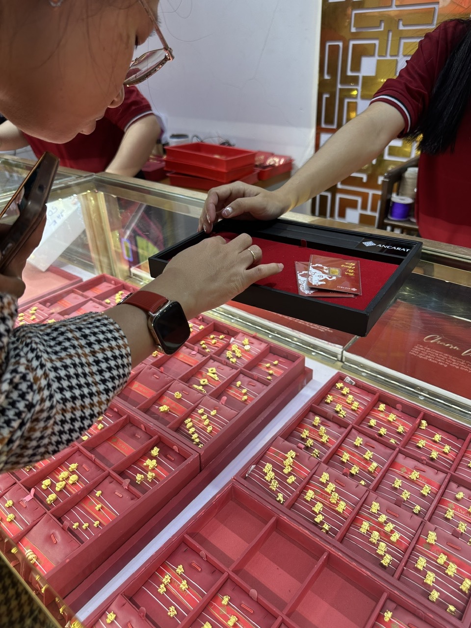 Khách tranh thủ mua vàng, bạc trước ngày vía Thần tài- Ảnh 5.