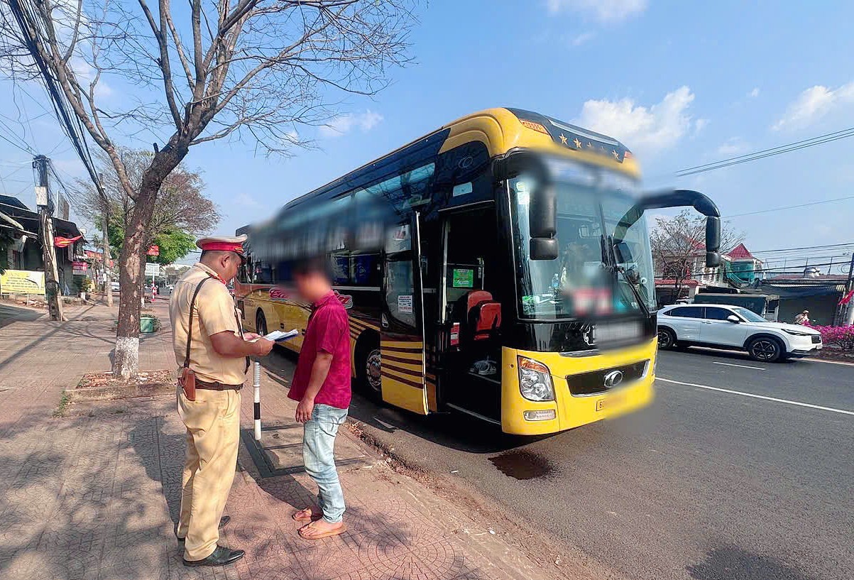 CSGT xử lý xe khách chở quá người, đi sai làn đường trên quốc lộ 14 - Ảnh 1.
