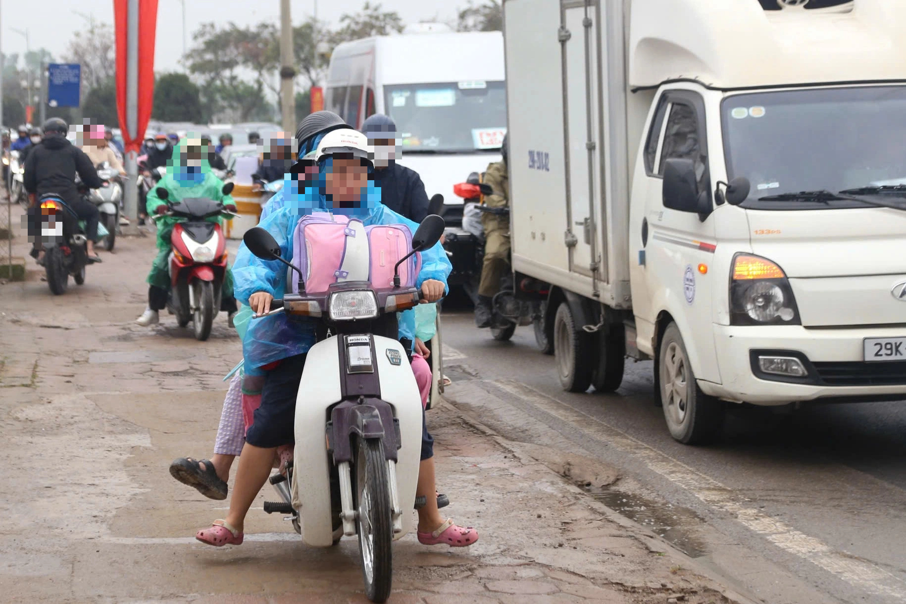 Người d&acirc;n &ugrave;n &ugrave;n trở lại H&agrave; Nội trong ng&agrave;y cuối dịp tết Nguy&ecirc;n đ&aacute;n 2026 - Ảnh 12.