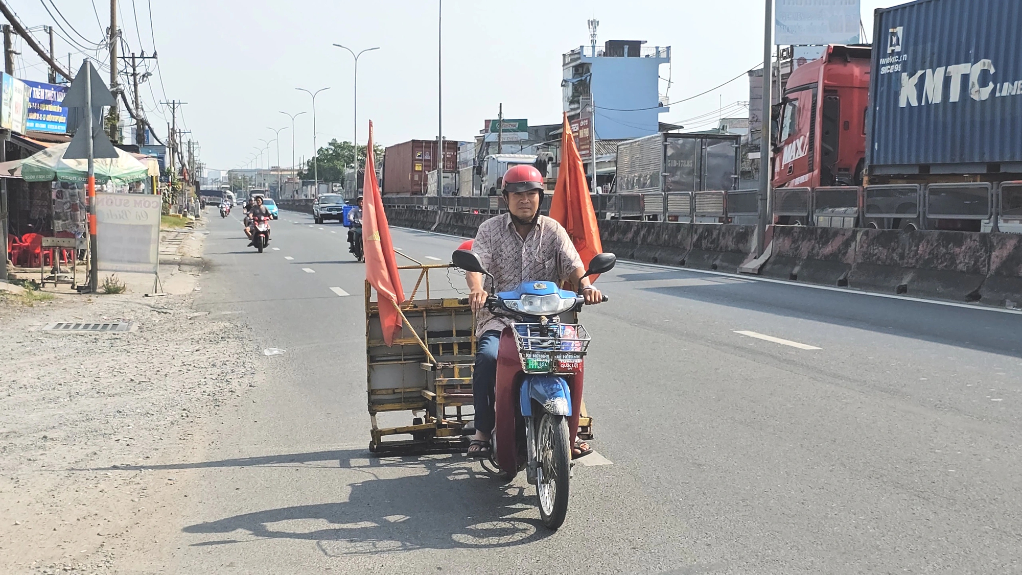 Người đàn ông dọn đường an toàn cho dòng người trở về TP . HCM sau tết 2026 - Ảnh 2.