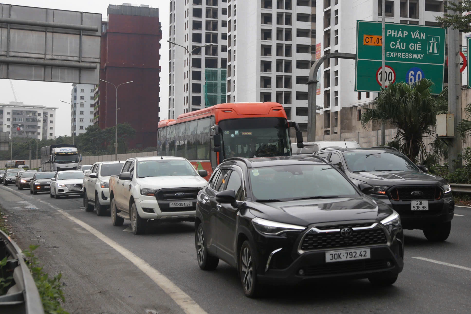 Người d&acirc;n &ugrave;n &ugrave;n trở lại H&agrave; Nội trong ng&agrave;y cuối dịp tết Nguy&ecirc;n đ&aacute;n 2026 - Ảnh 10.