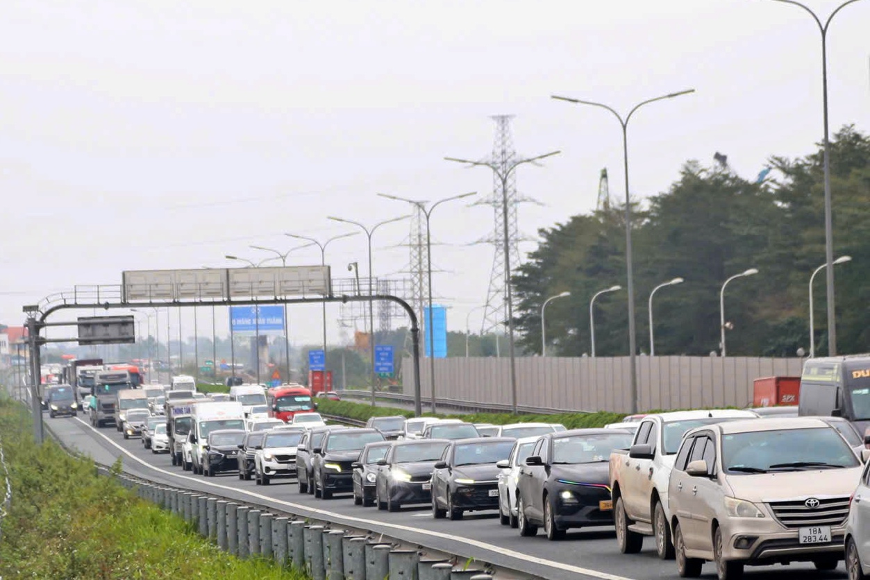 Người d&acirc;n &ugrave;n &ugrave;n trở lại H&agrave; Nội trong ng&agrave;y cuối dịp tết Nguy&ecirc;n đ&aacute;n 2026 - Ảnh 11.