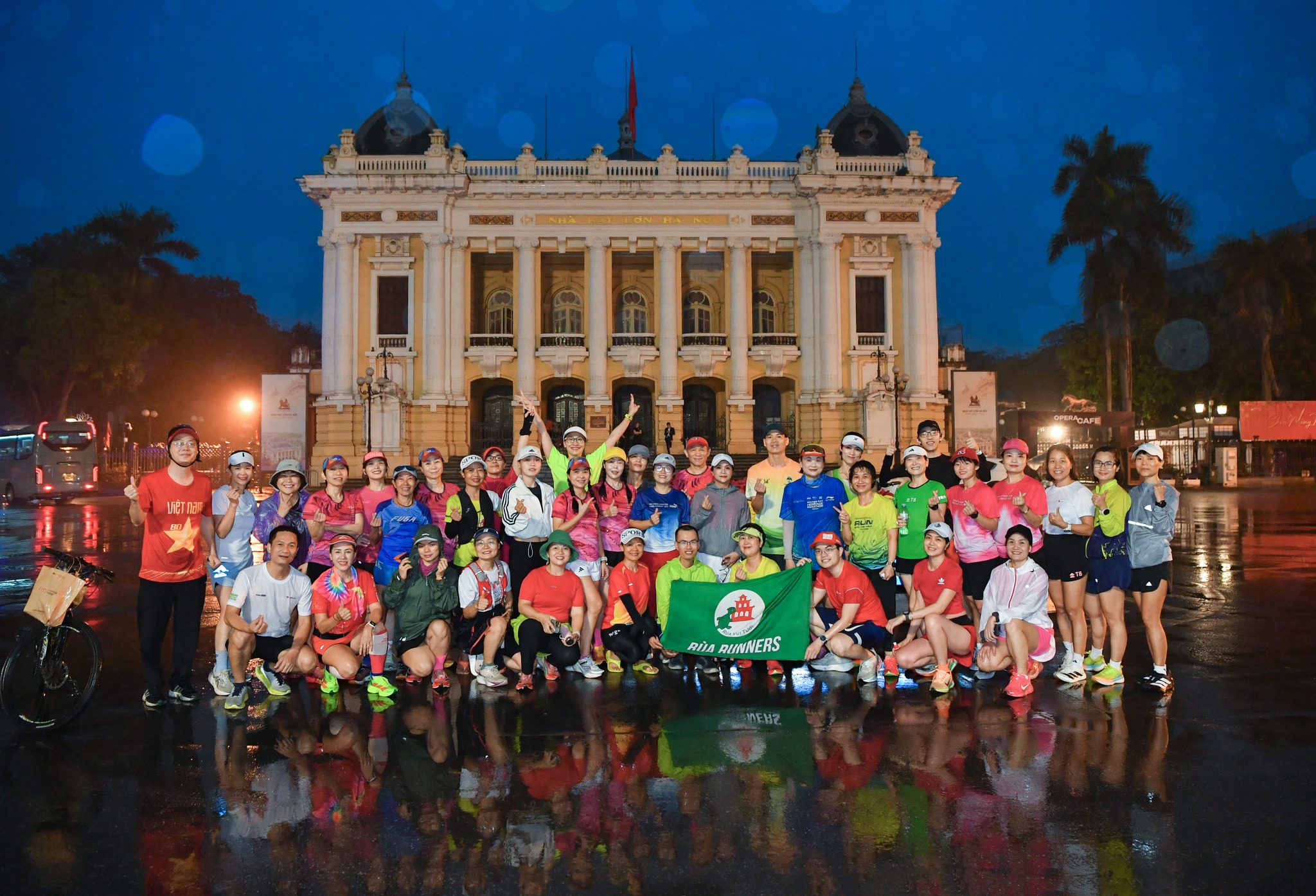 Chạy bộ vẽ chiếc thuyền, chúc năm mới 'thuận buồm xuôi gió'