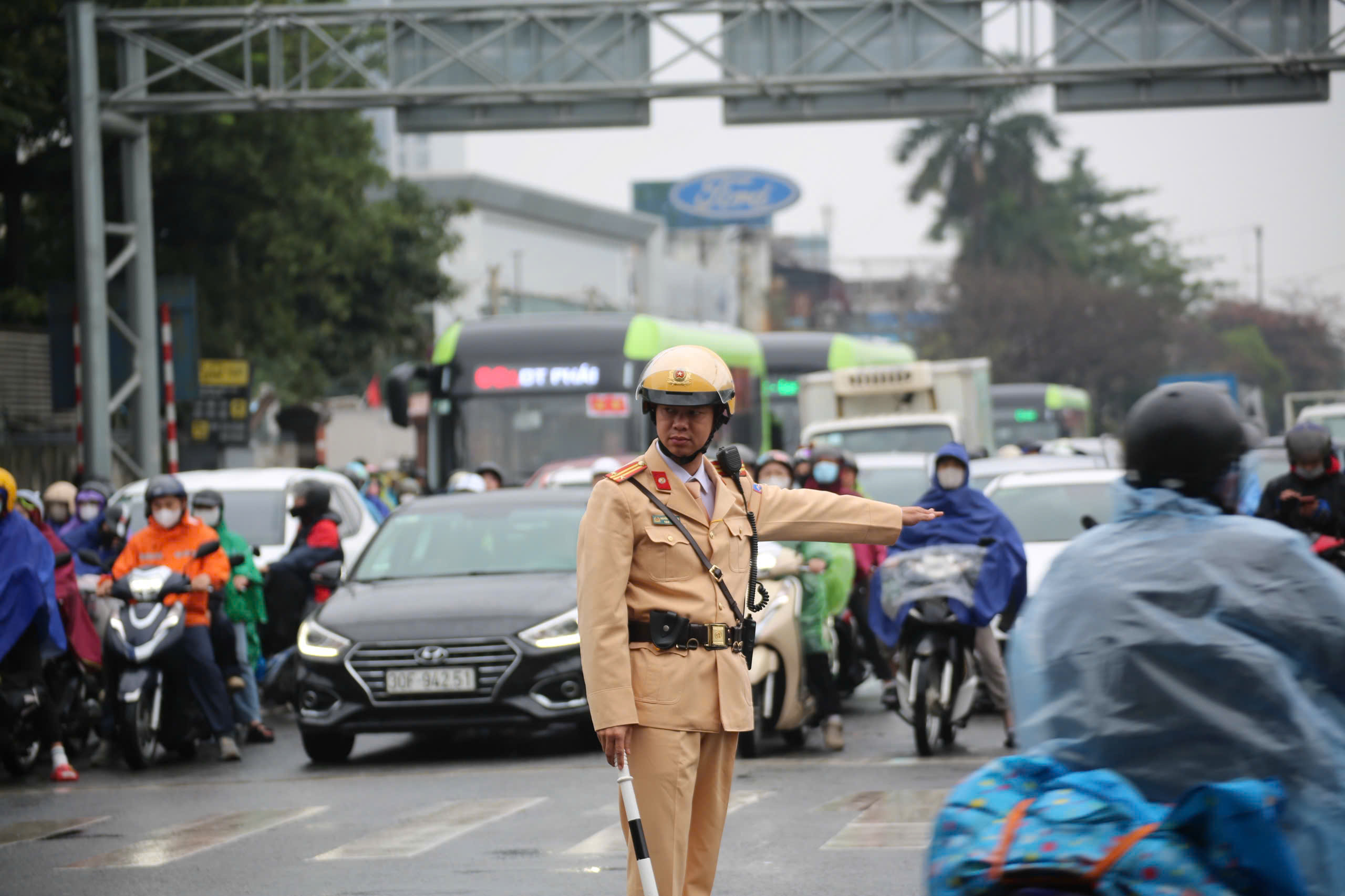 Người d&acirc;n &ugrave;n &ugrave;n trở lại H&agrave; Nội trong ng&agrave;y cuối dịp tết Nguy&ecirc;n đ&aacute;n 2026 - Ảnh 16.