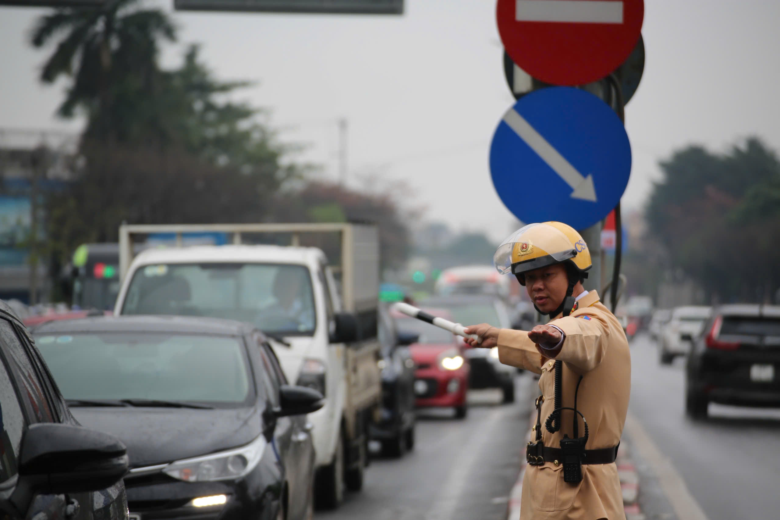 Người d&acirc;n &ugrave;n &ugrave;n trở lại H&agrave; Nội trong ng&agrave;y cuối dịp tết Nguy&ecirc;n đ&aacute;n 2026 - Ảnh 1.