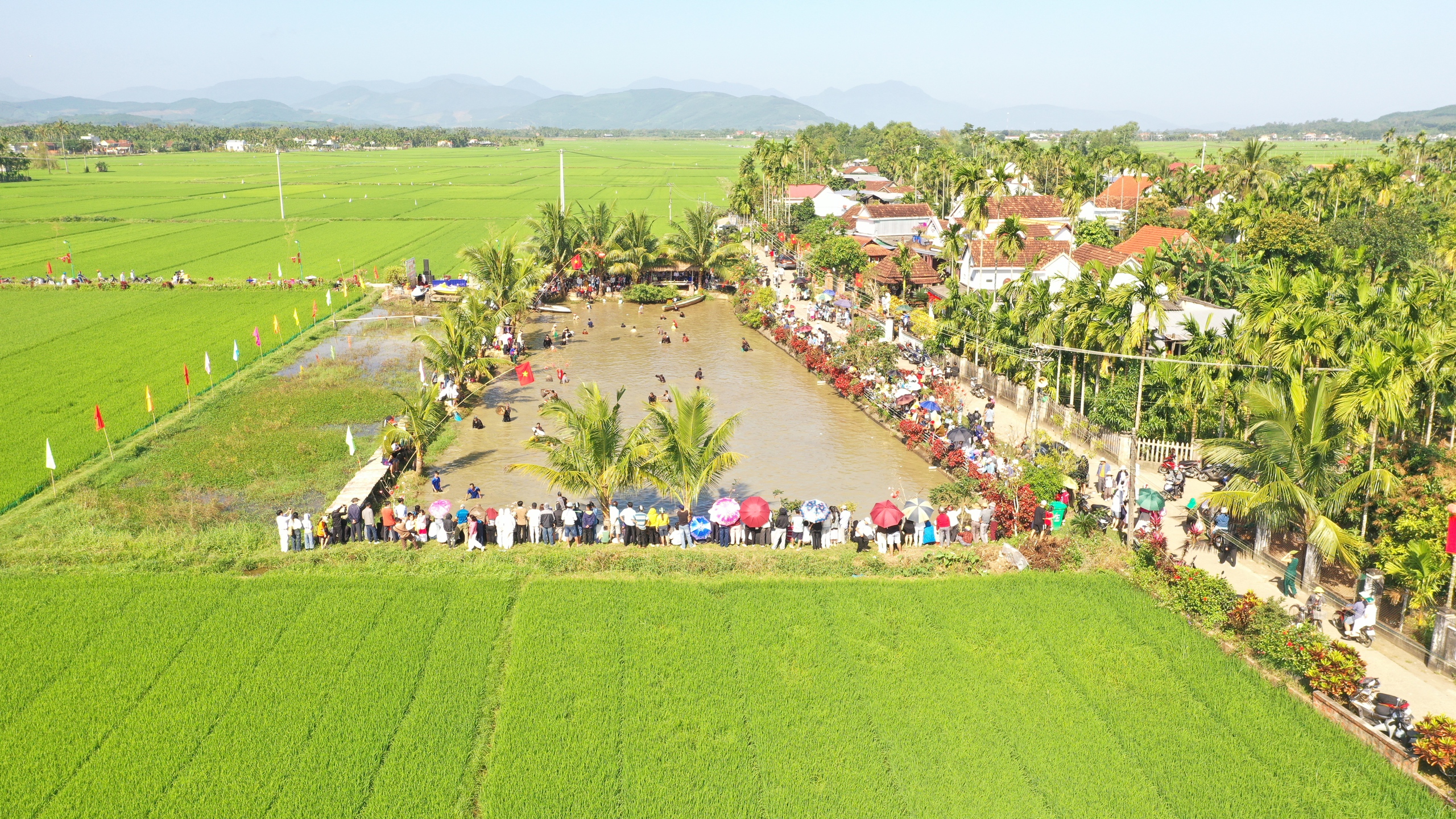 &Uacute;p nơm, bắt vịt, đi cầu khỉ&hellip; khuấy động lễ hội đầu xu&acirc;n ở Mộ Đức- Ảnh 1.