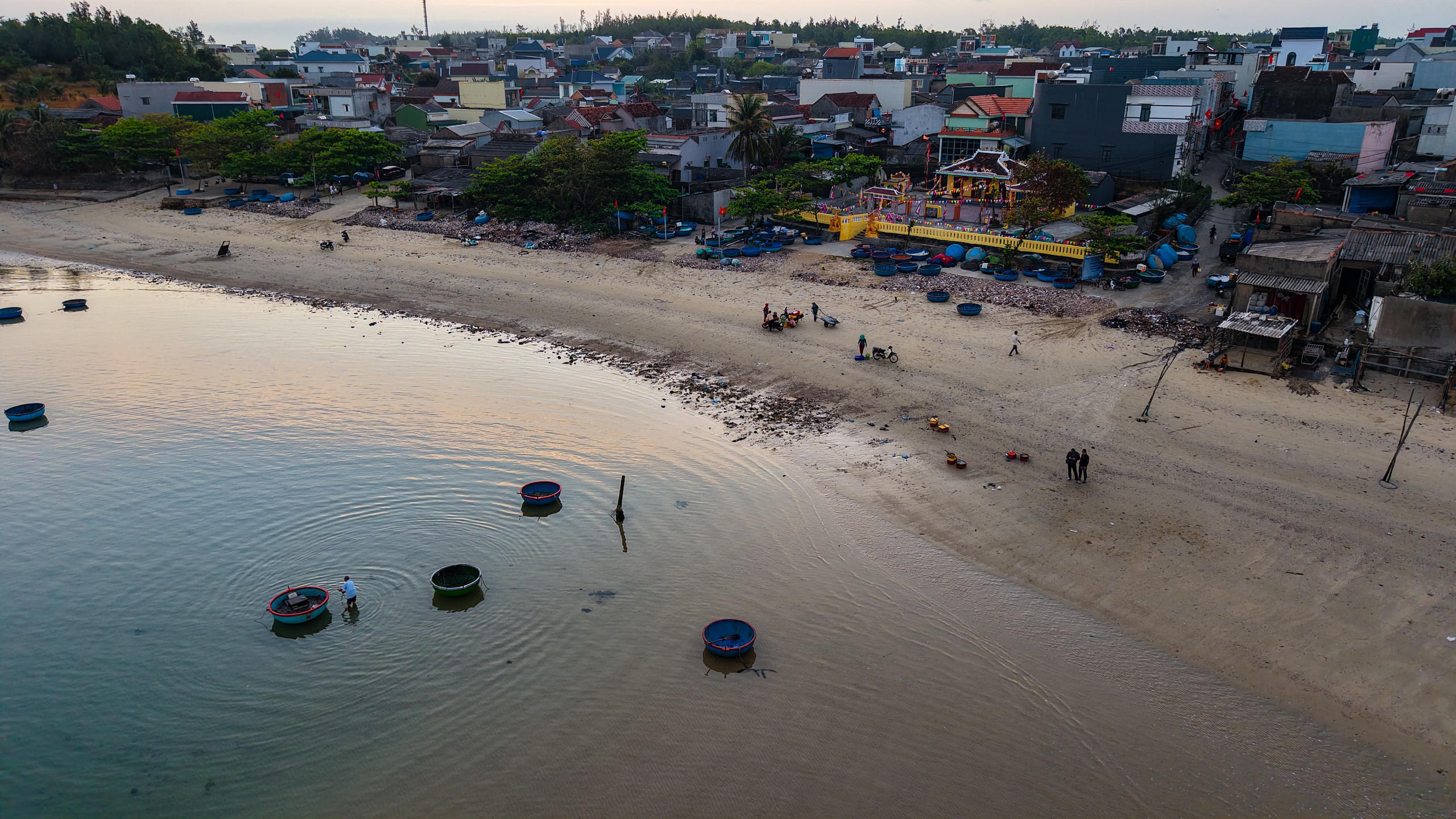 Xuyên đêm vươn khơi, ngư dân Quảng Ngãi đón 'lộc biển'- Ảnh 1. Xuyên đêm vươn khơi, ngư dân Quảng Ngãi đón 'lộc biển'- Ảnh 1.