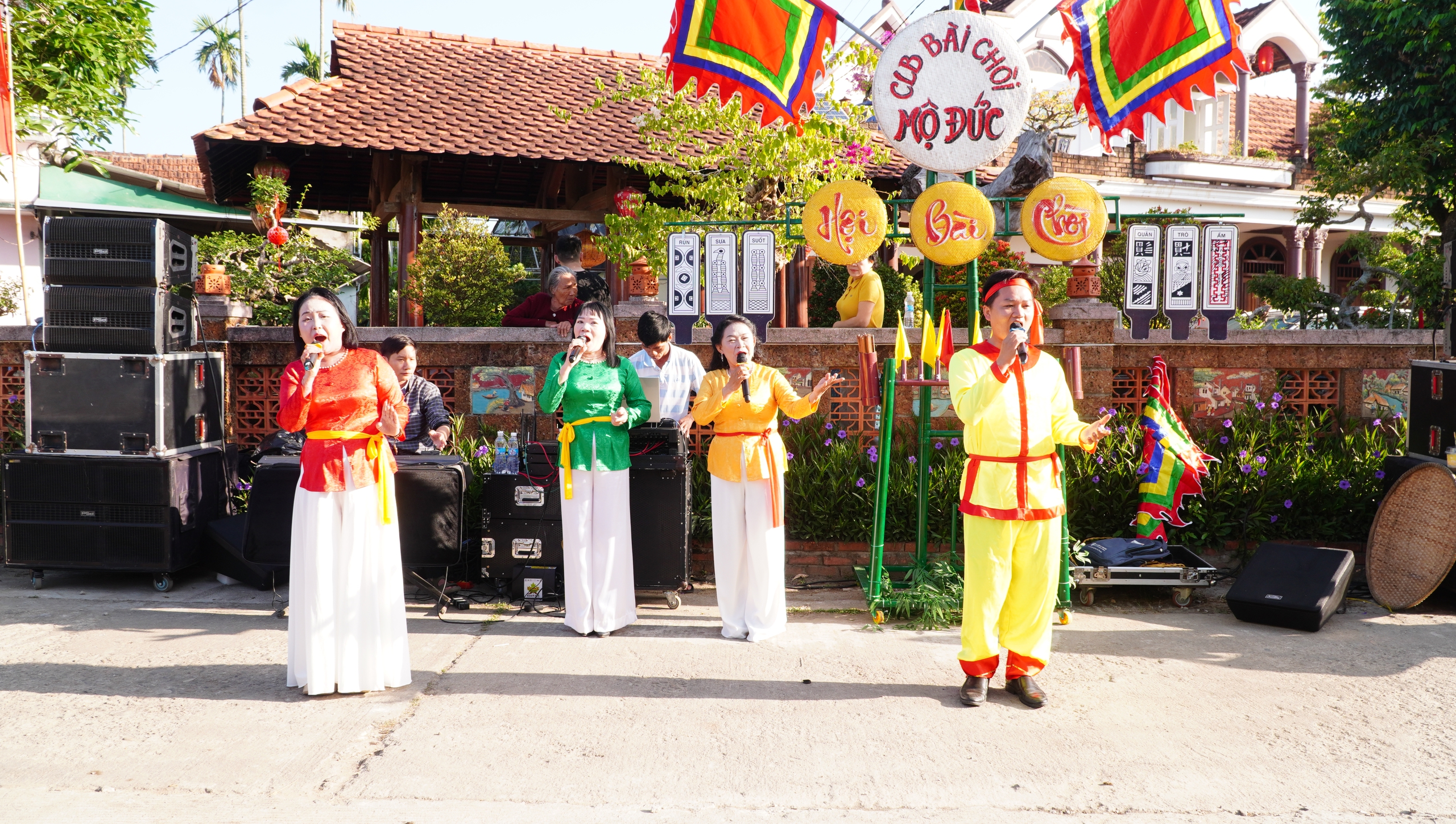 &Uacute;p nơm, bắt vịt, đi cầu khỉ&hellip; khuấy động lễ hội đầu xu&acirc;n ở Mộ Đức- Ảnh 11.