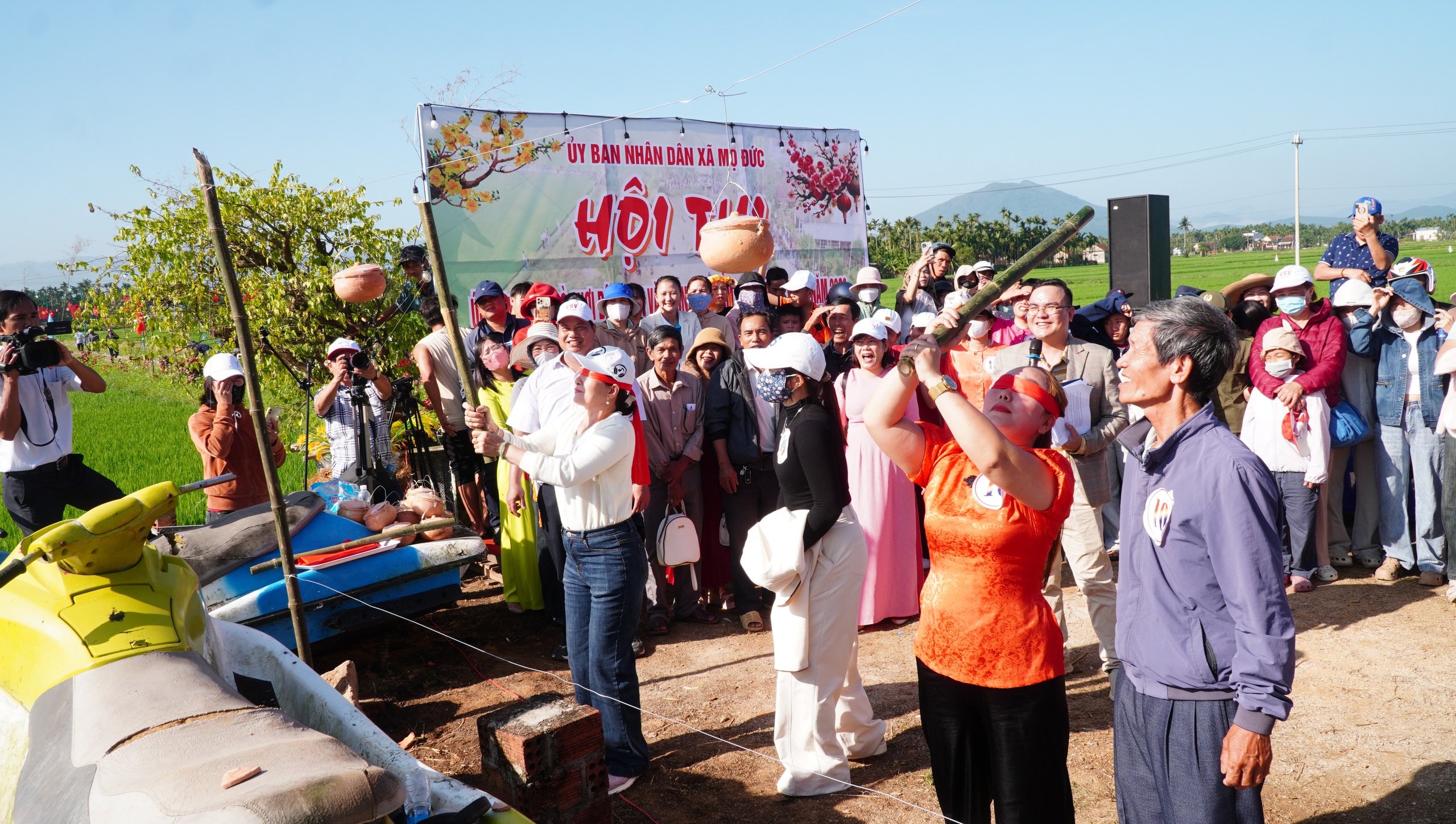 &Uacute;p nơm, bắt vịt, đi cầu khỉ&hellip; khuấy động lễ hội đầu xu&acirc;n ở Mộ Đức- Ảnh 4.