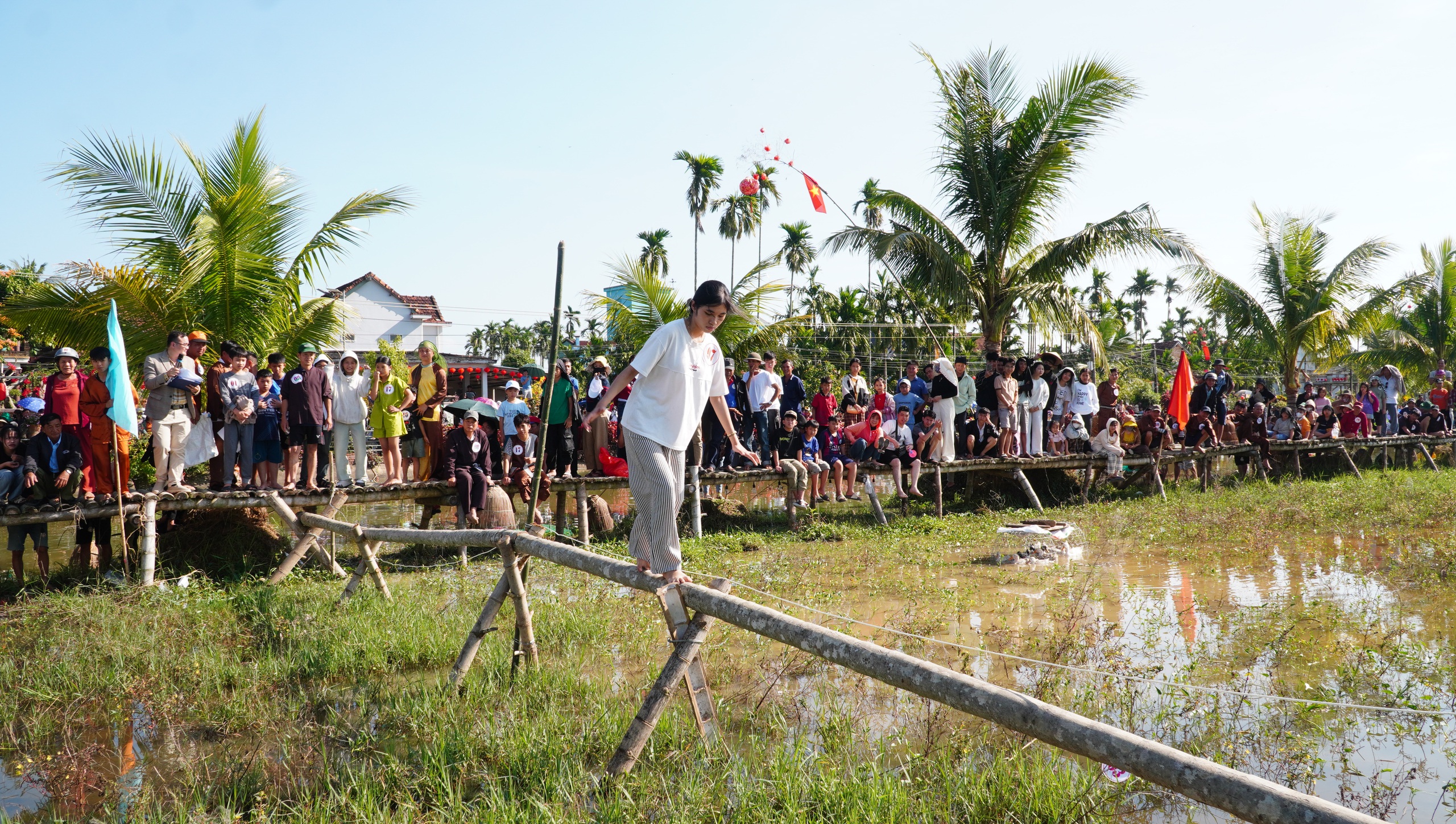 &Uacute;p nơm, bắt vịt, đi cầu khỉ&hellip; khuấy động lễ hội đầu xu&acirc;n ở Mộ Đức- Ảnh 5.