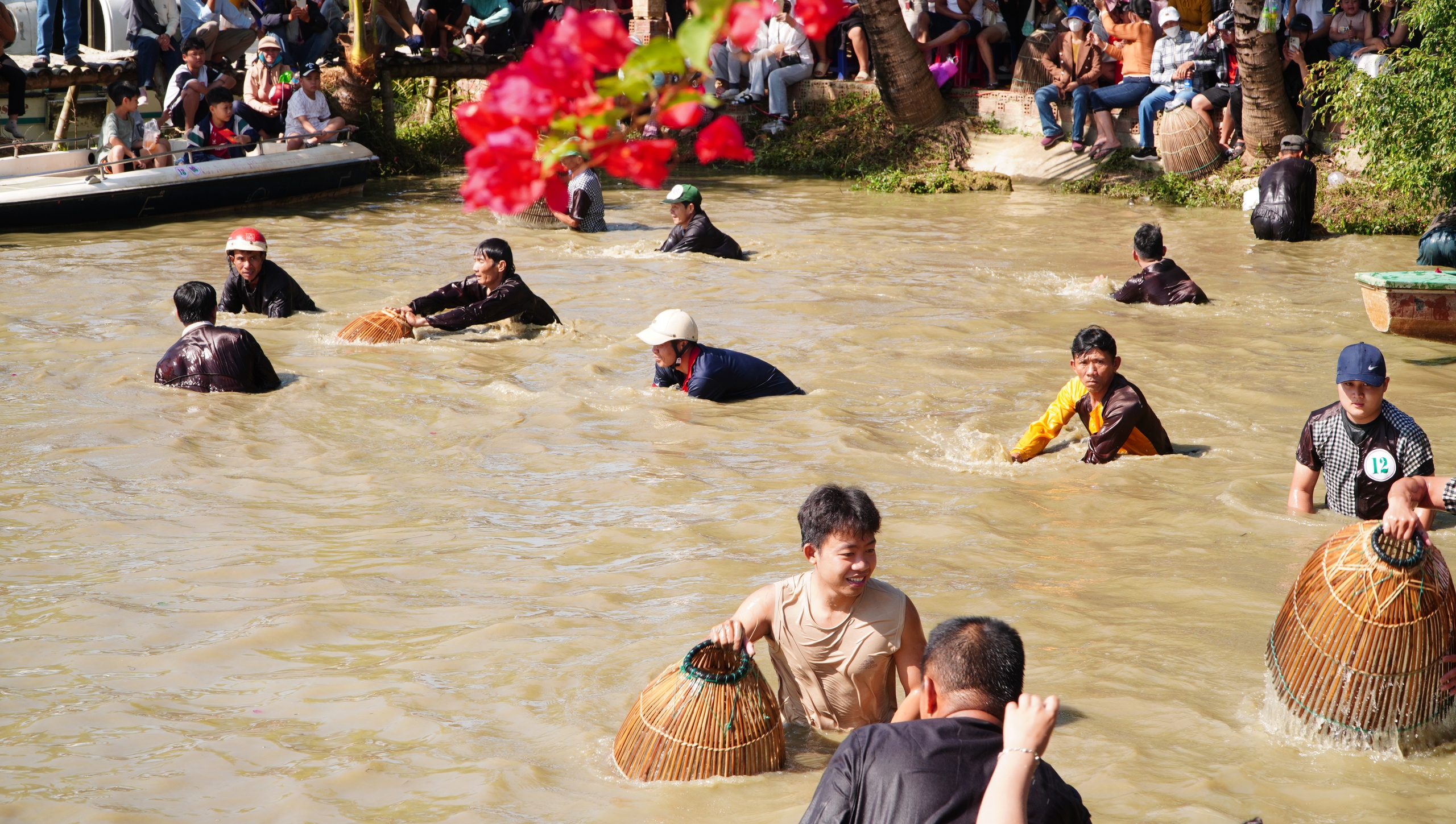&Uacute;p nơm, bắt vịt, đi cầu khỉ&hellip; khuấy động lễ hội đầu xu&acirc;n ở Mộ Đức- Ảnh 7.