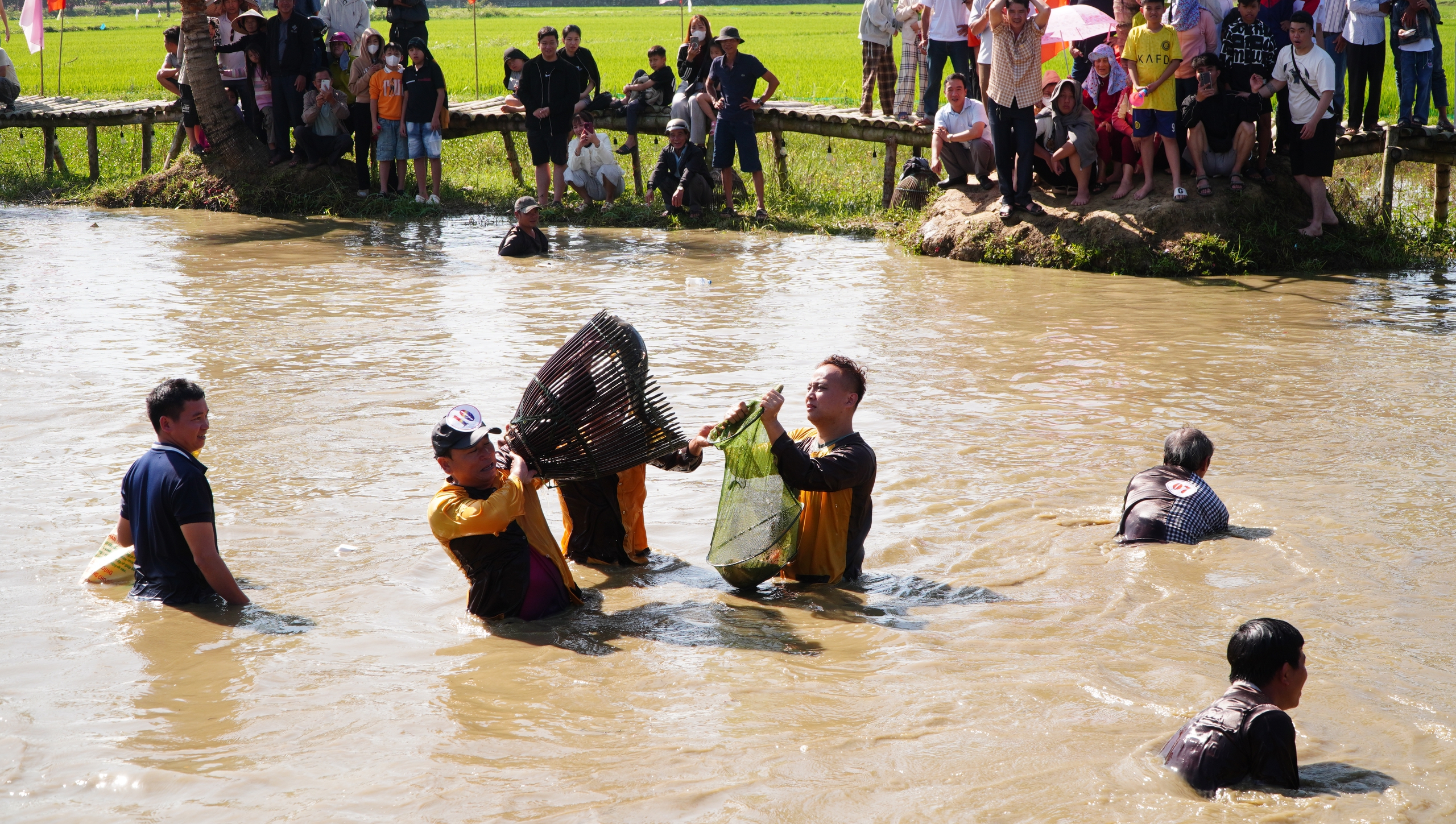 &Uacute;p nơm, bắt vịt, đi cầu khỉ&hellip; khuấy động lễ hội đầu xu&acirc;n ở Mộ Đức- Ảnh 9.
