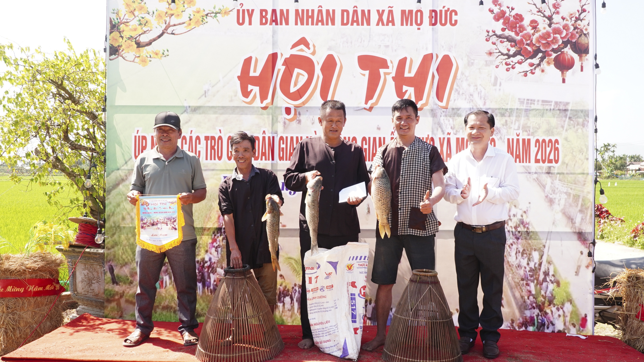 &Uacute;p nơm, bắt vịt, đi cầu khỉ&hellip; khuấy động lễ hội đầu xu&acirc;n ở Mộ Đức- Ảnh 13.