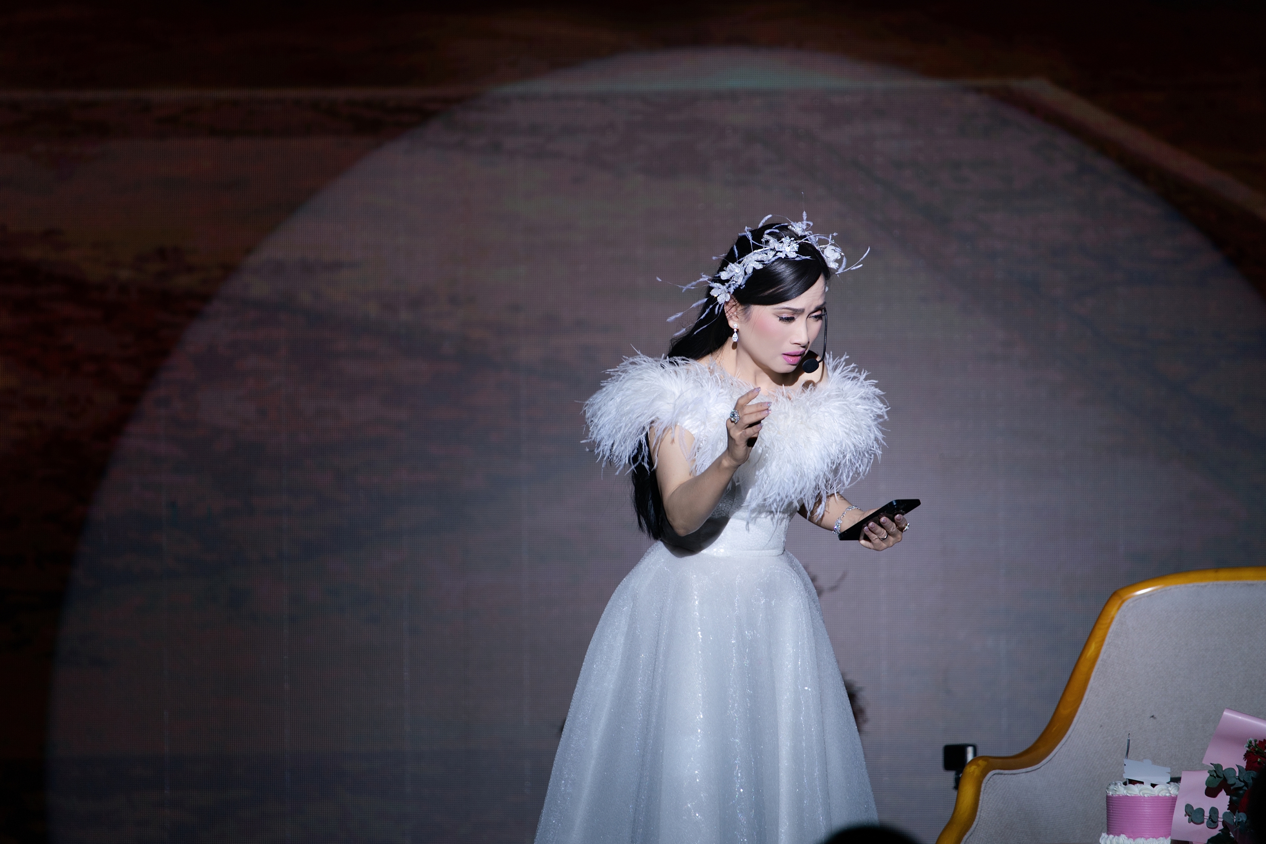 Hà Phương: Ở nhà thì bị nói ăn bám, đi diễn thì bị đồn ly hôn  - Ảnh 1.