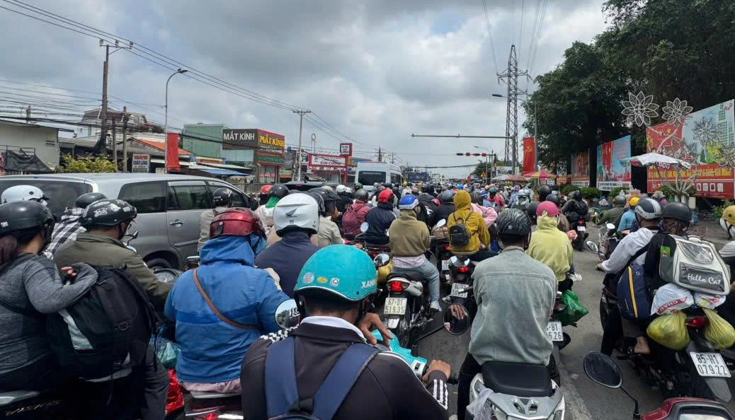 Mùng 6 Tết: Quốc lộ N2 và cửa ngõ Tây Ninh ùn ứ nghiêm trọng - Ảnh 2.