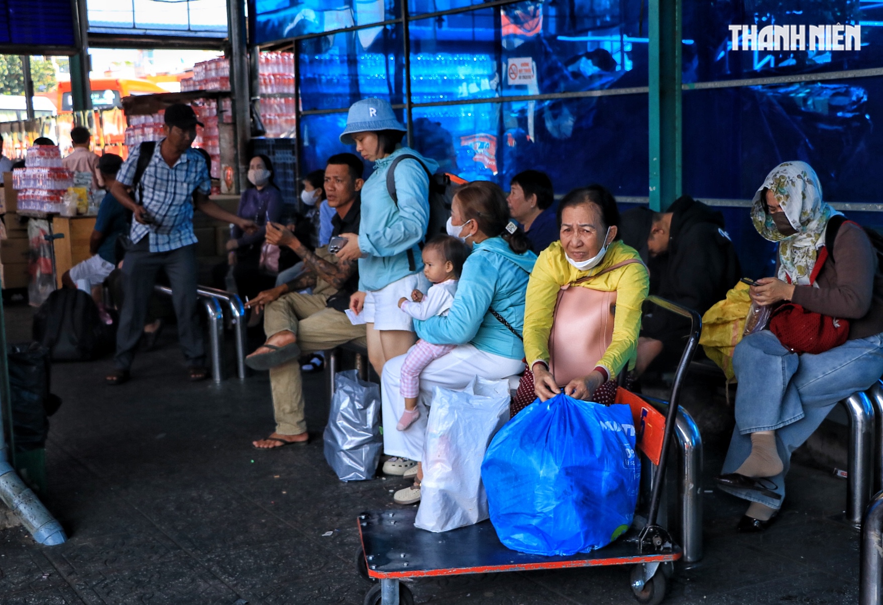 Chiều mùng 6 tết nhiều người từ TP.HCM bắt xe về miền Tây… 'ăn tết', vì sao? - Ảnh 4.