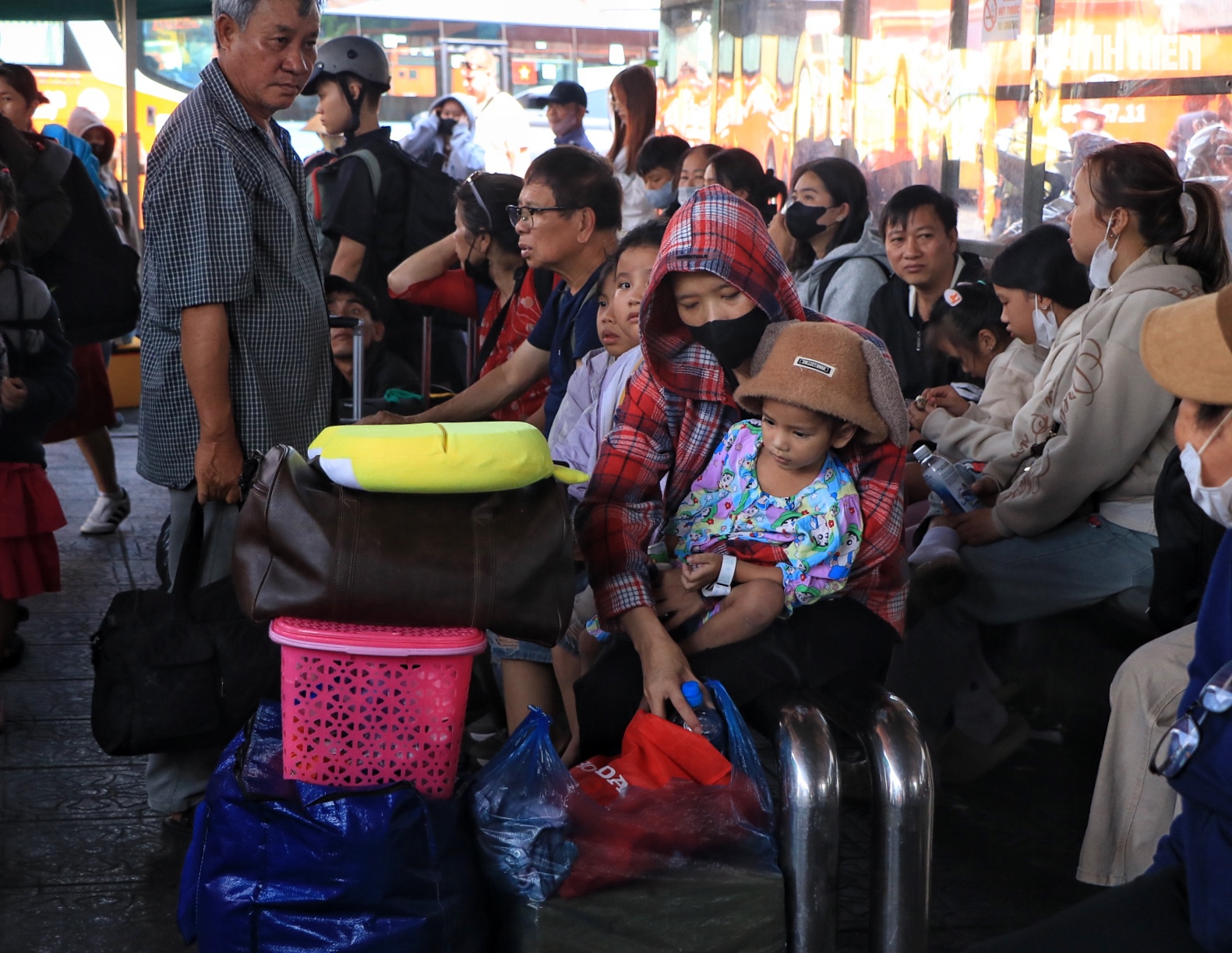 Chiều mùng 6 tết nhiều người từ TP.HCM bắt xe về miền Tây… 'ăn tết', vì sao? - Ảnh 6.