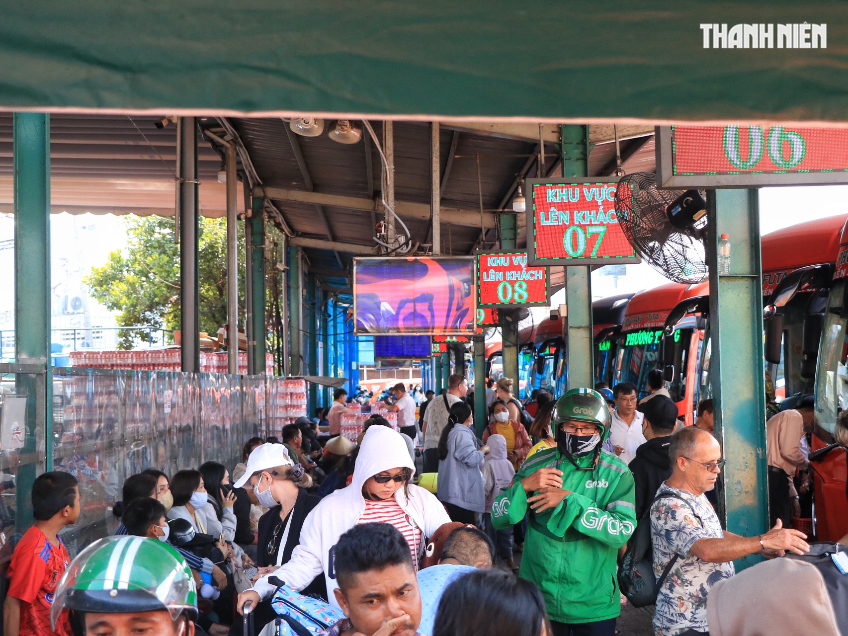 Chiều mùng 6 tết nhiều người từ TP.HCM bắt xe về miền Tây… 'ăn tết', vì sao? - Ảnh 1.