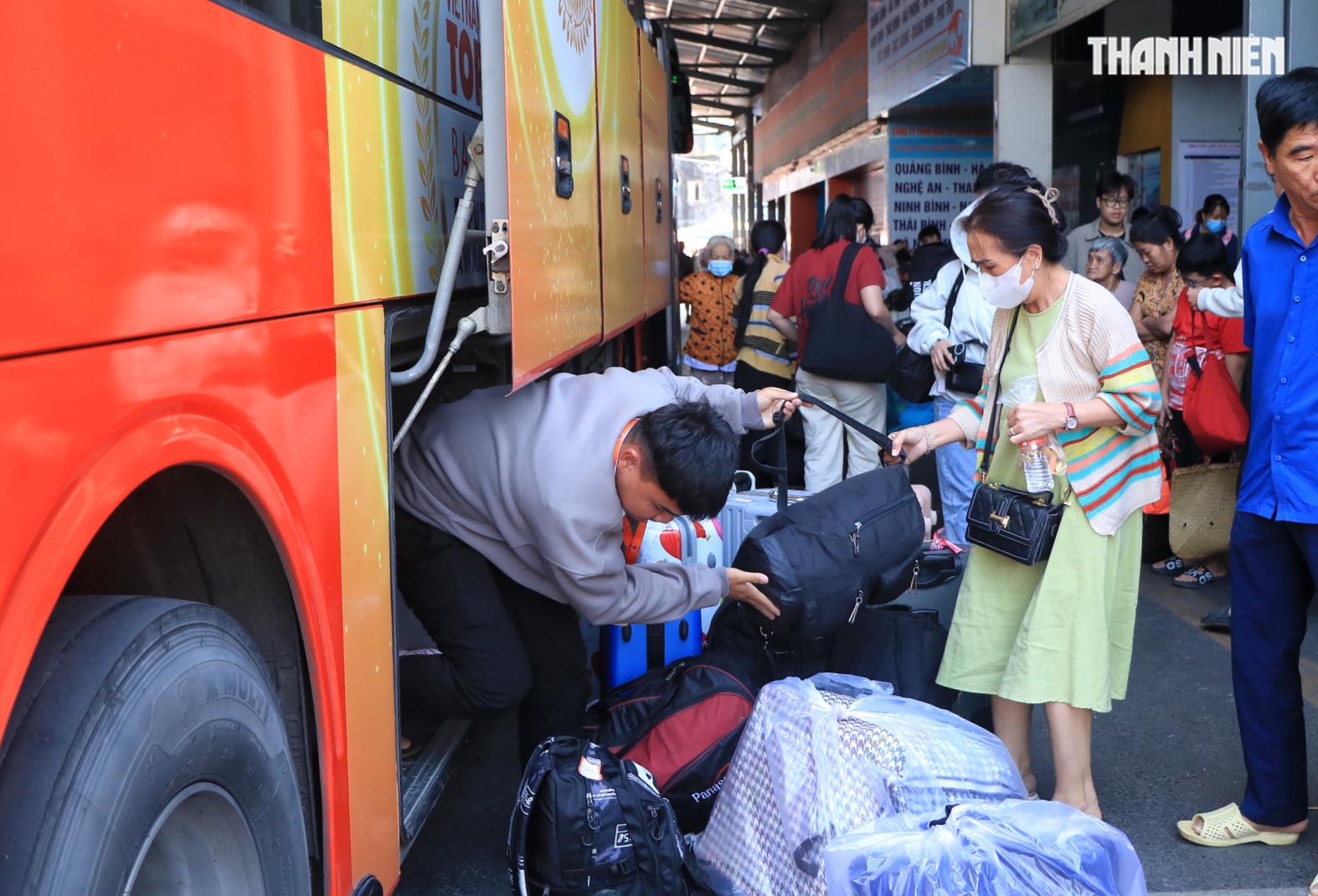 Ngày cuối nghỉ tết: Ùn ùn người miền Tây trở lại TP.HCM trưa mùng 6 - Ảnh 2.