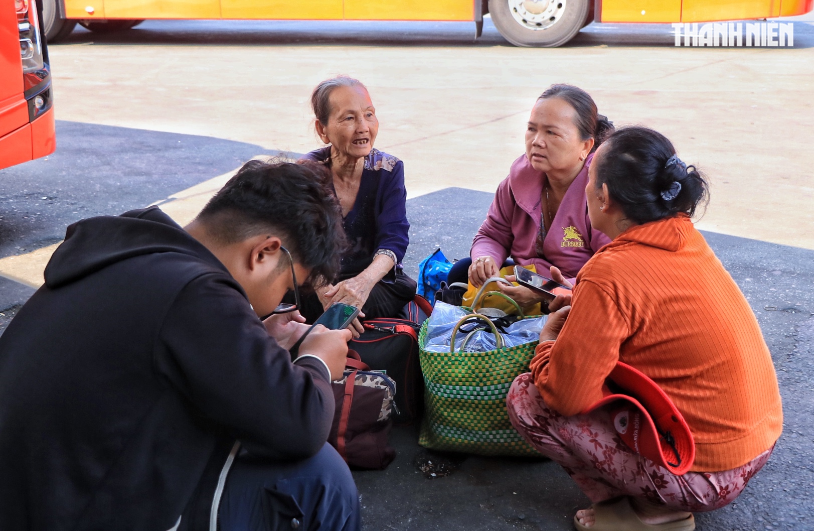 Chiều mùng 6 tết nhiều người từ TP.HCM bắt xe về miền Tây… 'ăn tết', vì sao? - Ảnh 2.