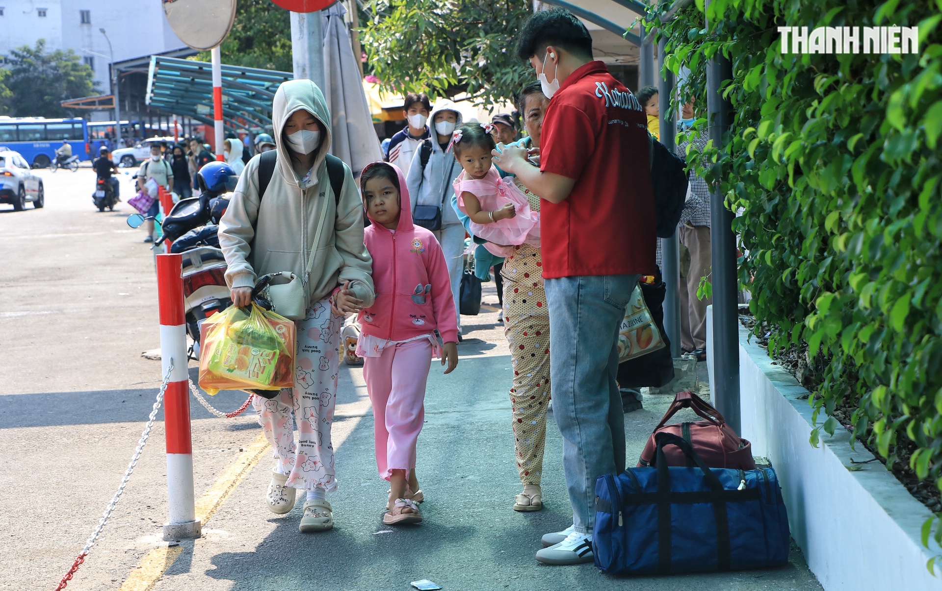 Ngày cuối nghỉ tết: Ùn ùn người miền Tây trở lại TP.HCM trưa mùng 6 - Ảnh 7.