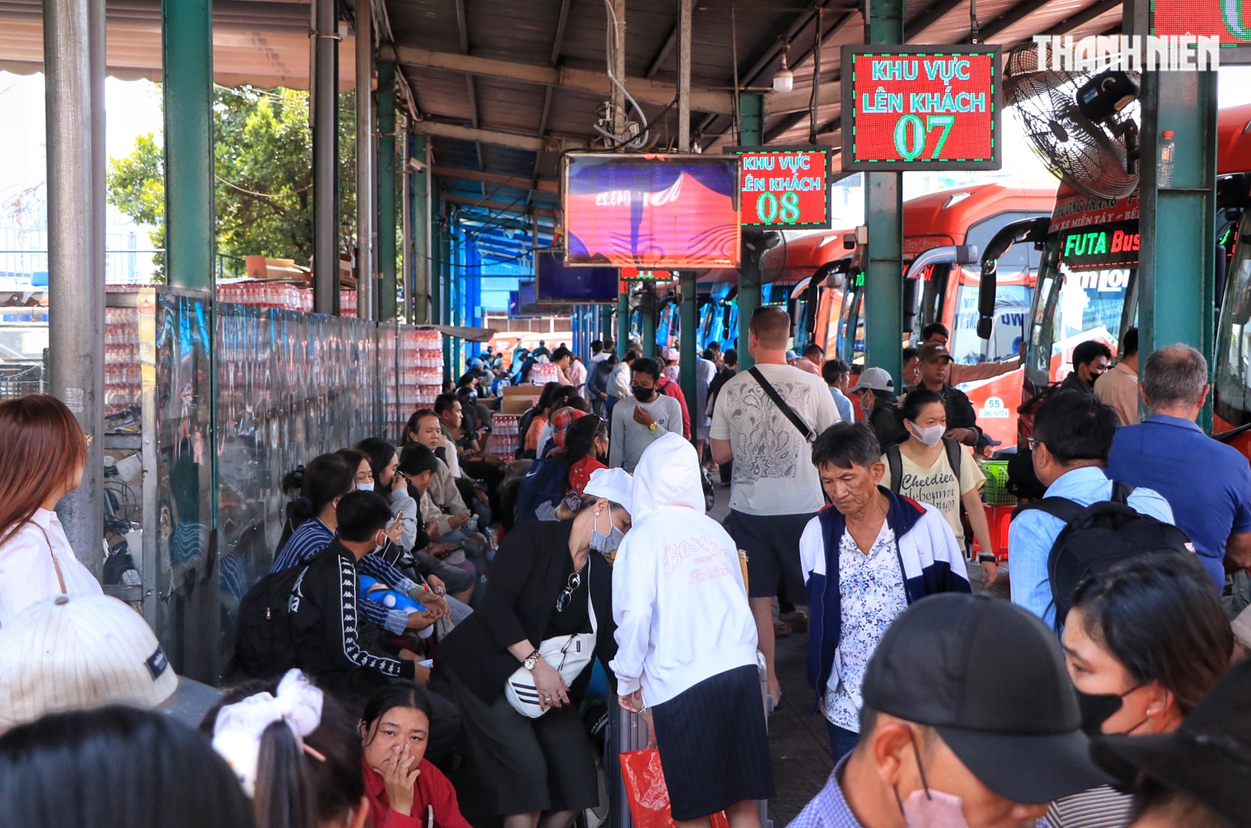 Chiều mùng 6 tết nhiều người từ TP.HCM bắt xe về miền Tây… 'ăn tết', vì sao? - Ảnh 9.