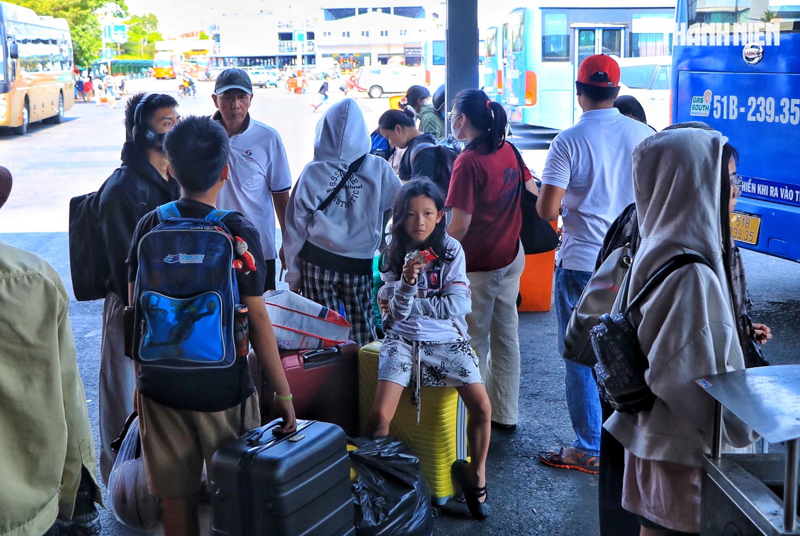 Ngày cuối nghỉ tết: Ùn ùn người miền Tây trở lại TP.HCM trưa mùng 6 - Ảnh 3.