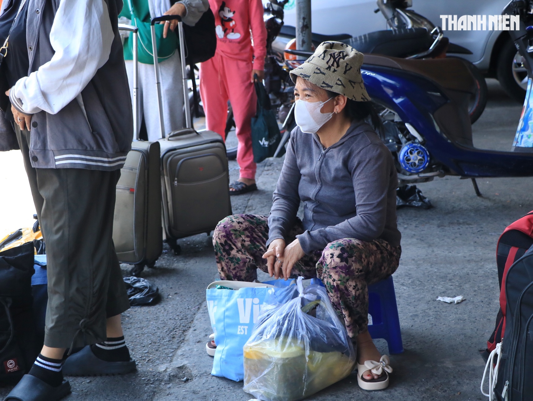Ngày cuối nghỉ tết: Ùn ùn người miền Tây trở lại TP.HCM trưa mùng 6 - Ảnh 5.
