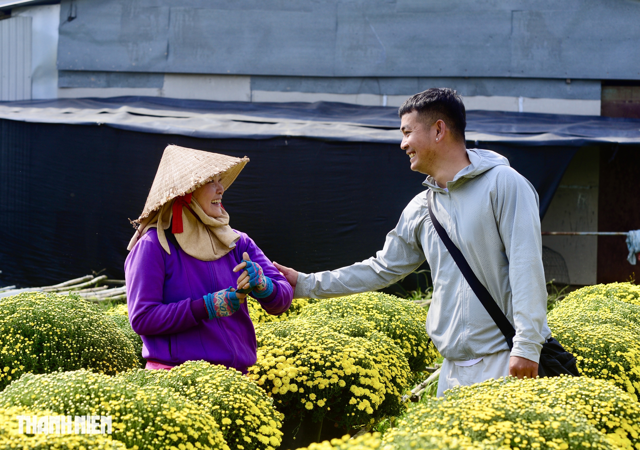 Lời hẹn xu&acirc;n sau 'mong b&agrave; con kh&aacute; hơn' của những YouTuber giải cứu hoa tết  - Ảnh 2.