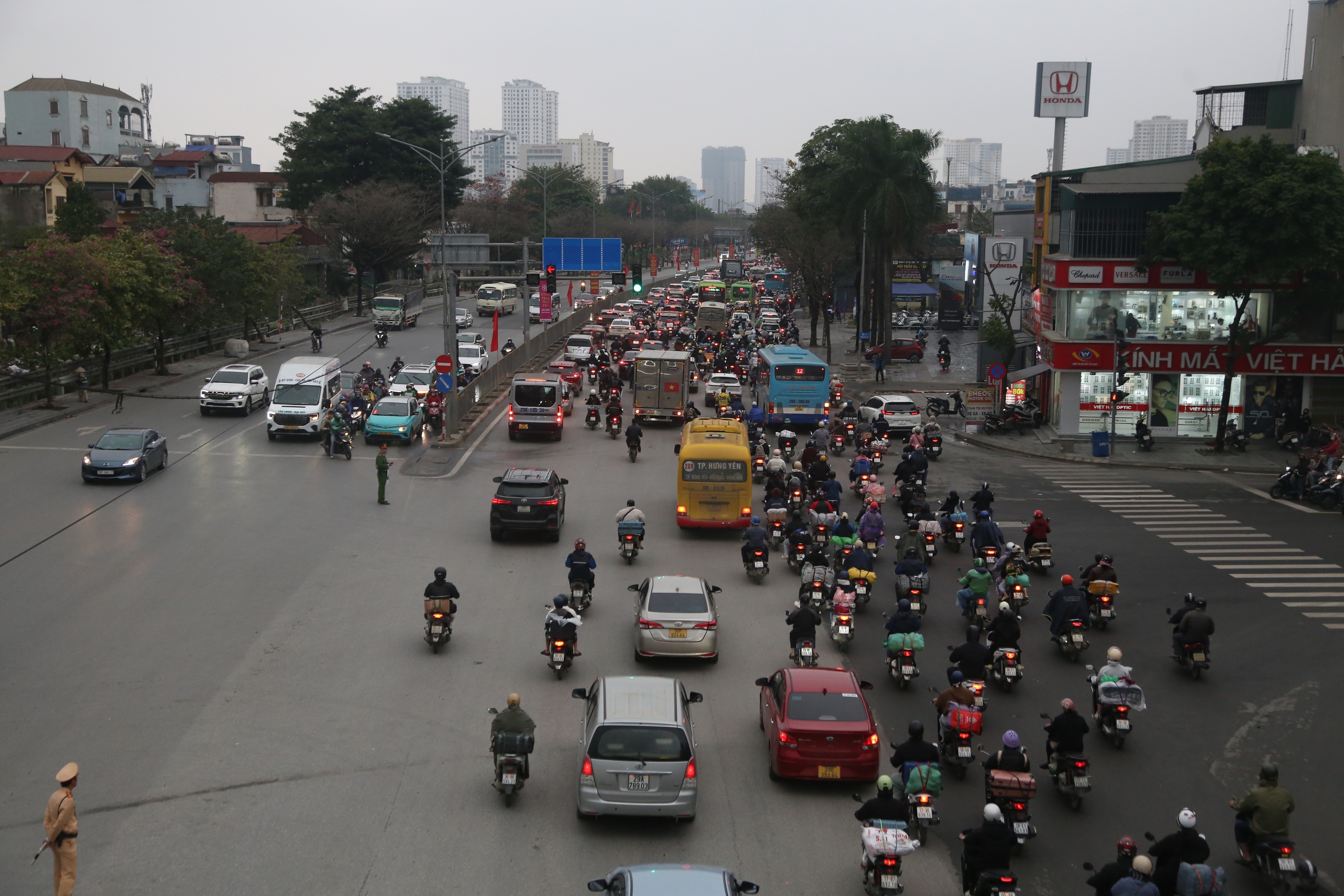 Người d&acirc;n &ugrave;n &ugrave;n trở lại H&agrave; Nội trong ng&agrave;y cuối dịp tết Nguy&ecirc;n đ&aacute;n 2026 - Ảnh 7.