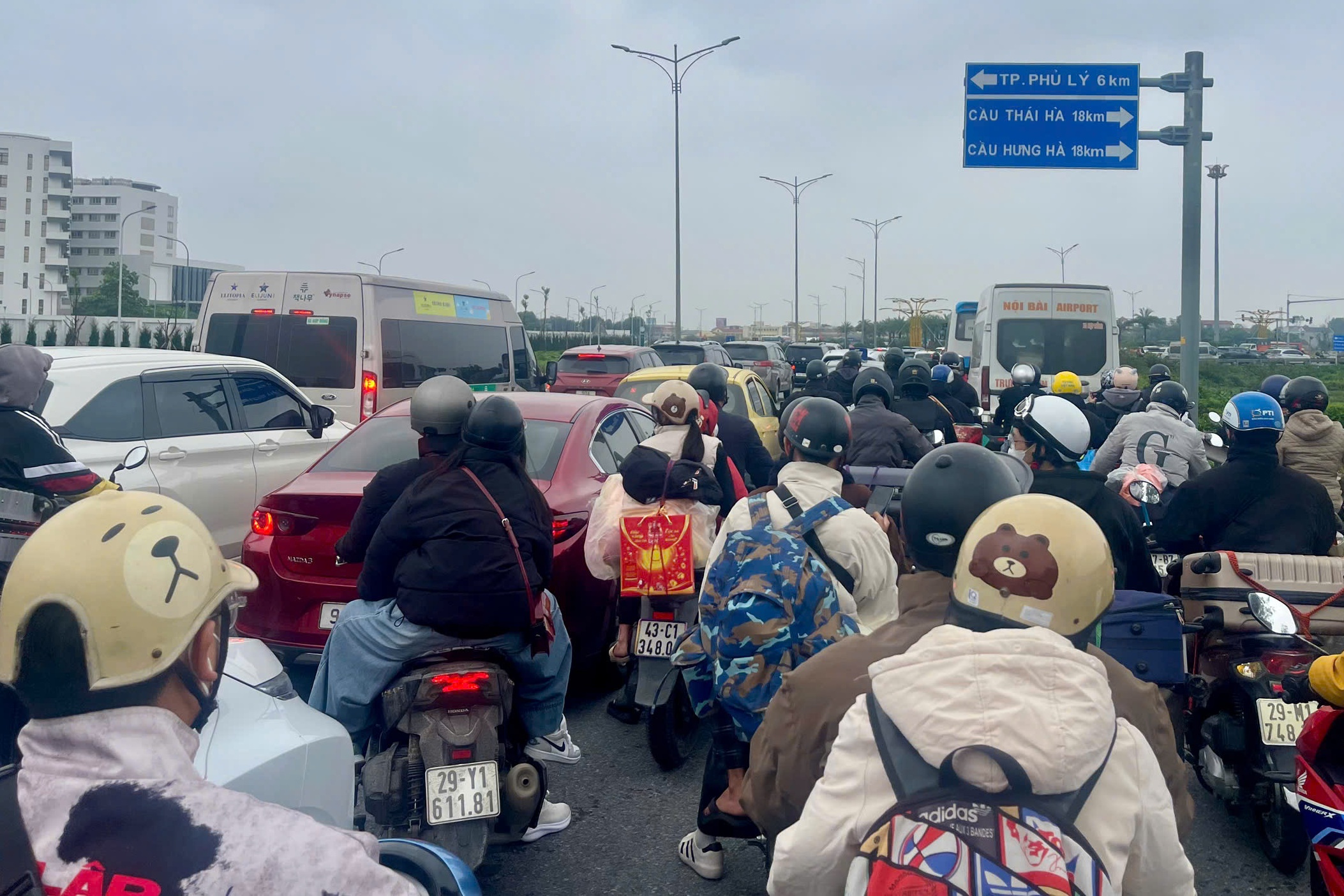 Người d&acirc;n &ugrave;n &ugrave;n trở lại H&agrave; Nội trong ng&agrave;y cuối dịp tết Nguy&ecirc;n đ&aacute;n 2026 - Ảnh 13.