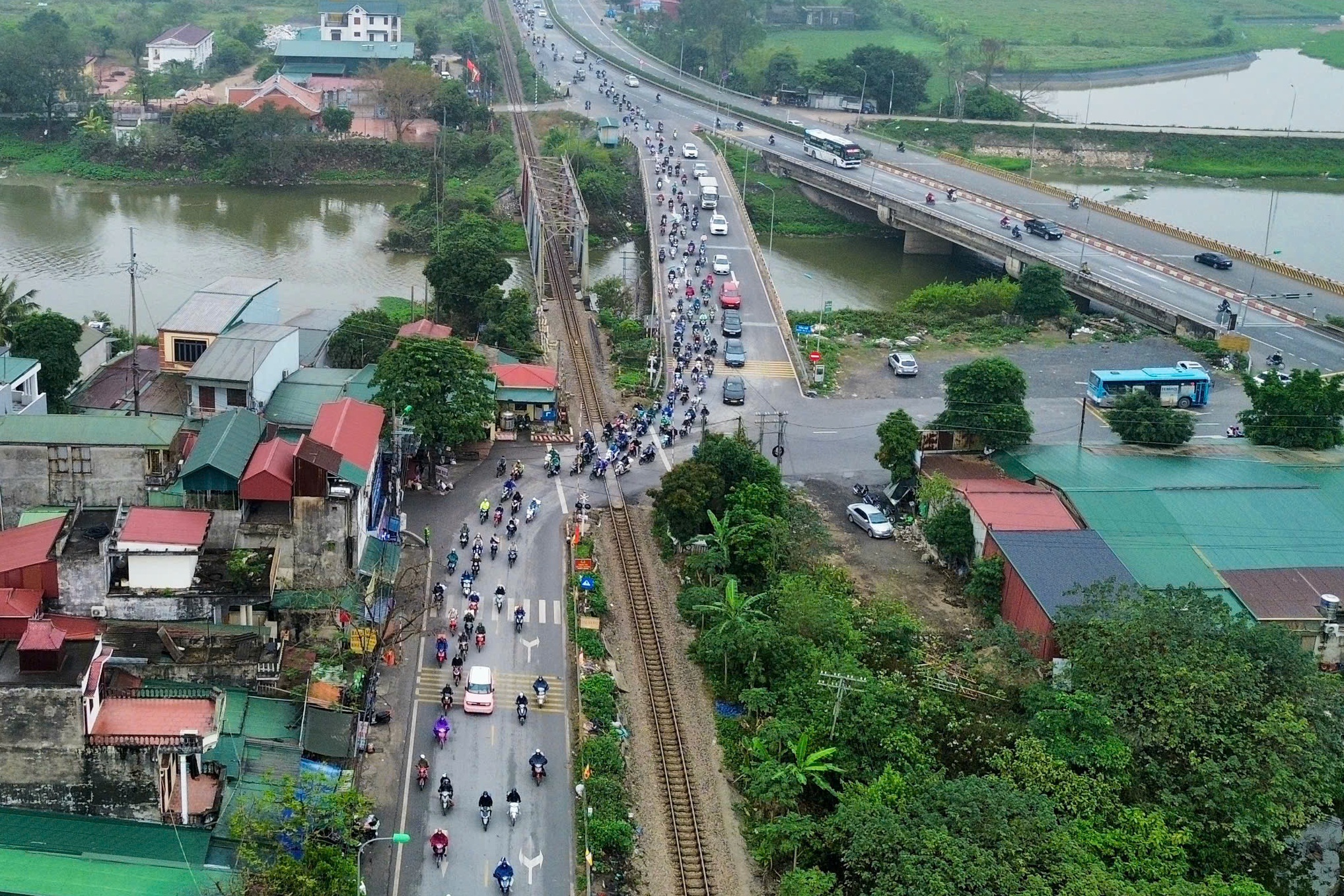 Người d&acirc;n &ugrave;n &ugrave;n trở lại H&agrave; Nội trong ng&agrave;y cuối dịp tết Nguy&ecirc;n đ&aacute;n 2026 - Ảnh 14.