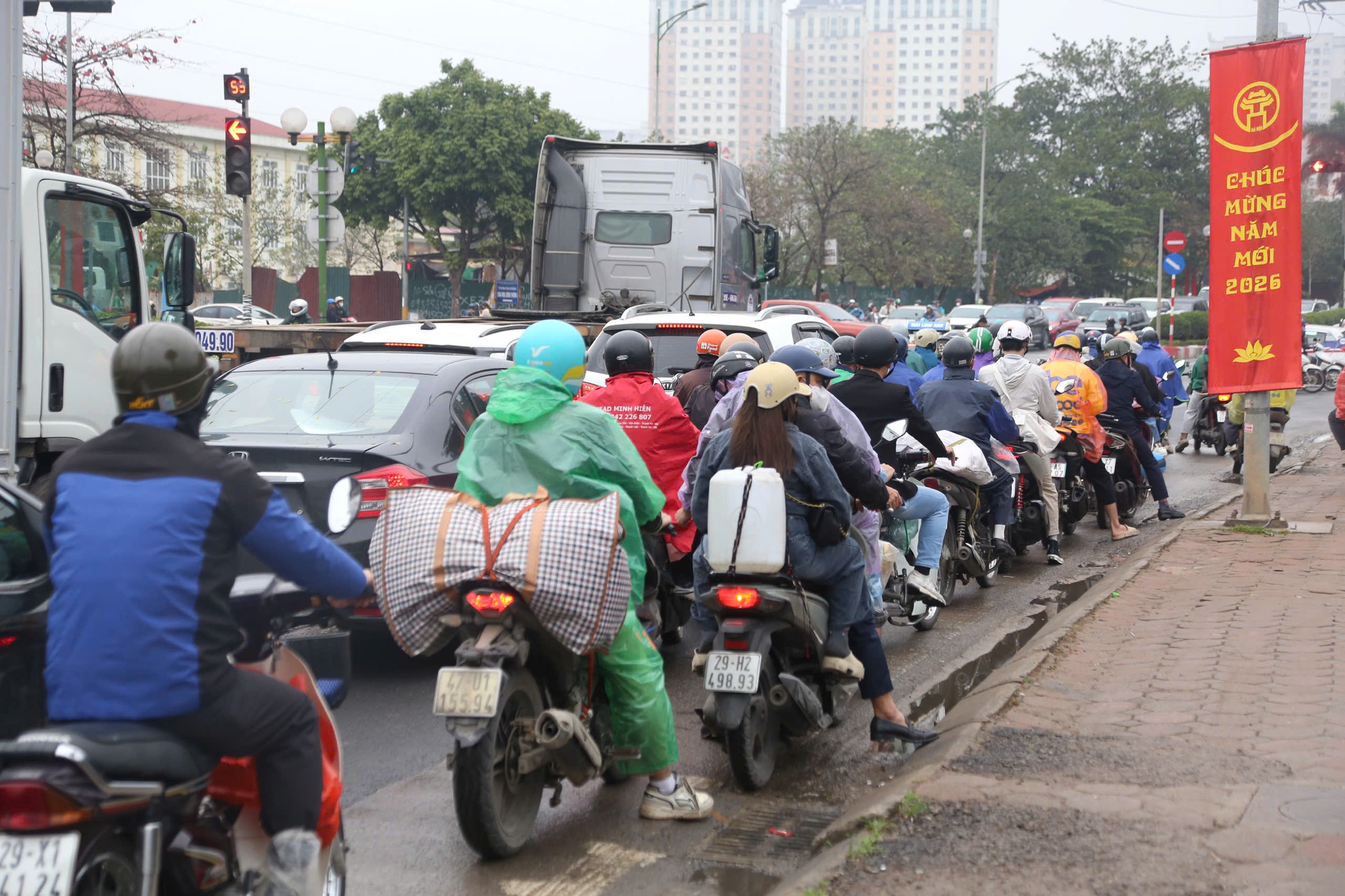 Người d&acirc;n &ugrave;n &ugrave;n trở lại H&agrave; Nội trong ng&agrave;y cuối dịp tết Nguy&ecirc;n đ&aacute;n 2026 - Ảnh 2.