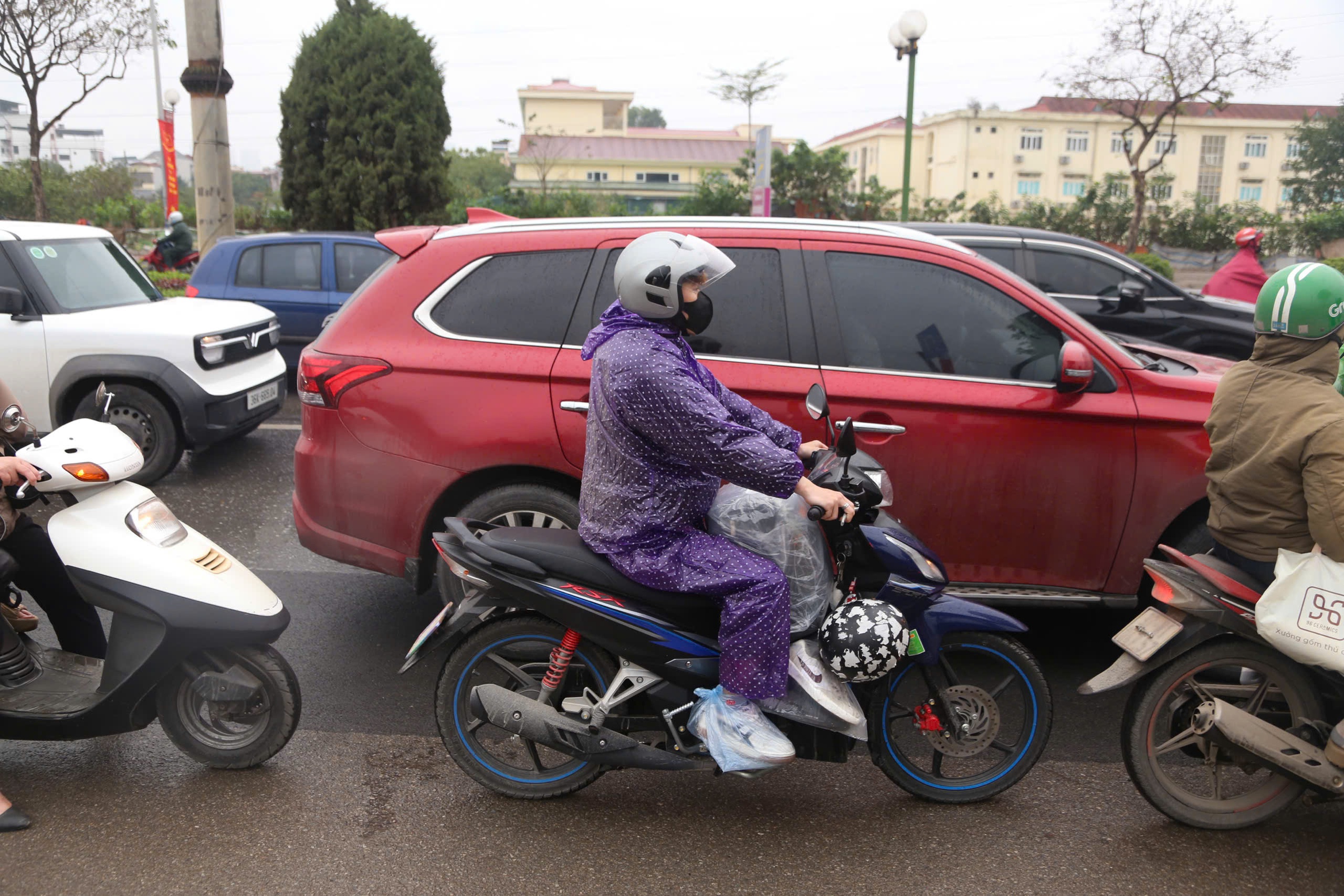 Người d&acirc;n &ugrave;n &ugrave;n trở lại H&agrave; Nội trong ng&agrave;y cuối dịp tết Nguy&ecirc;n đ&aacute;n 2026 - Ảnh 5.