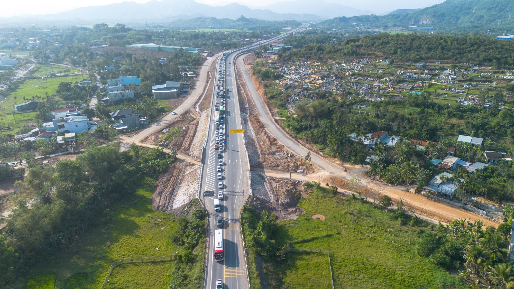 Trở lại miền Nam sau Tết, nhiều t&agrave;i xế 'mắc kẹt' ở cửa ng&otilde; Đ&agrave; Nẵng- Ảnh 9.