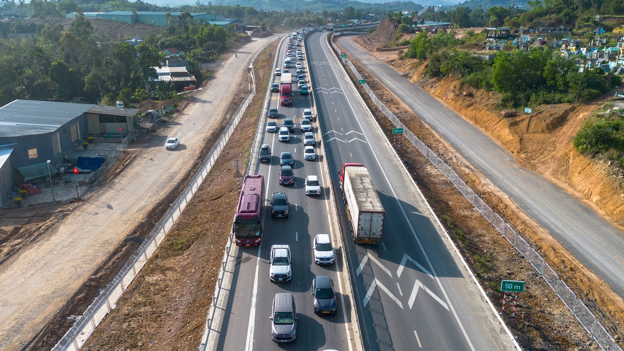 Trở lại miền Nam sau Tết, nhiều t&agrave;i xế 'mắc kẹt' ở cửa ng&otilde; Đ&agrave; Nẵng- Ảnh 1.