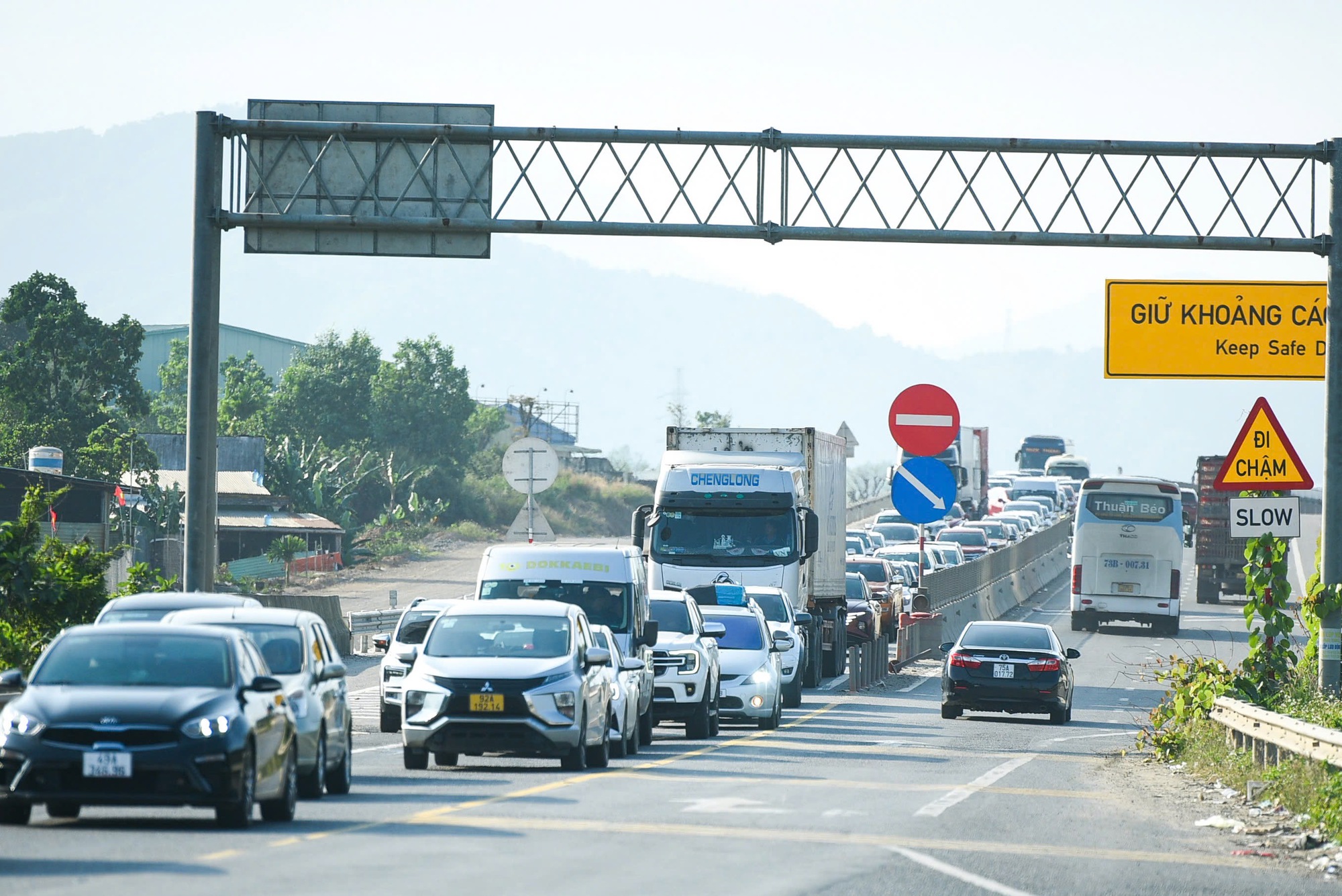 Trở lại miền Nam sau Tết, nhiều t&agrave;i xế 'mắc kẹt' ở cửa ng&otilde; Đ&agrave; Nẵng- Ảnh 2.