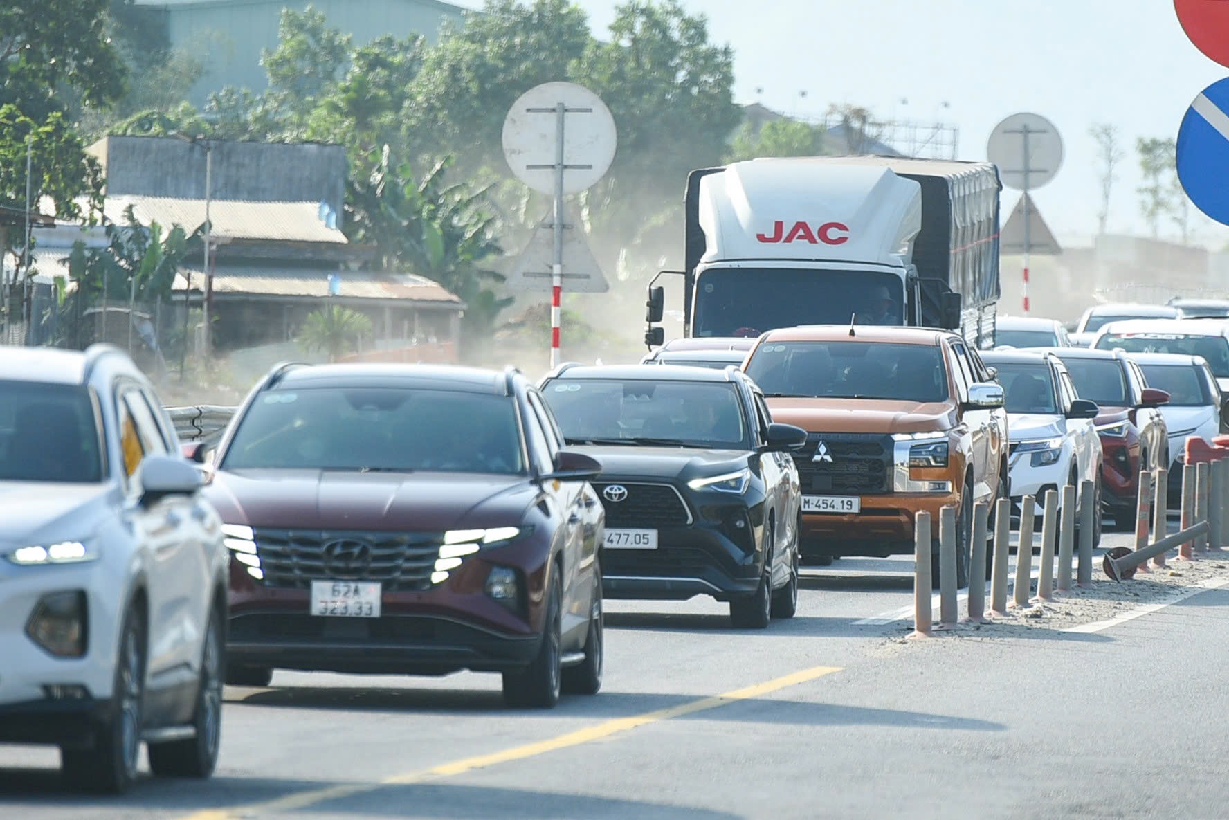 Trở lại miền Nam sau Tết, nhiều tài xế 'mắc kẹt' ở cửa ngõ Đà Nẵng- Ảnh 8. Trở lại miền Nam sau Tết, nhiều tài xế 'mắc kẹt' ở cửa ngõ Đà Nẵng- Ảnh 8.